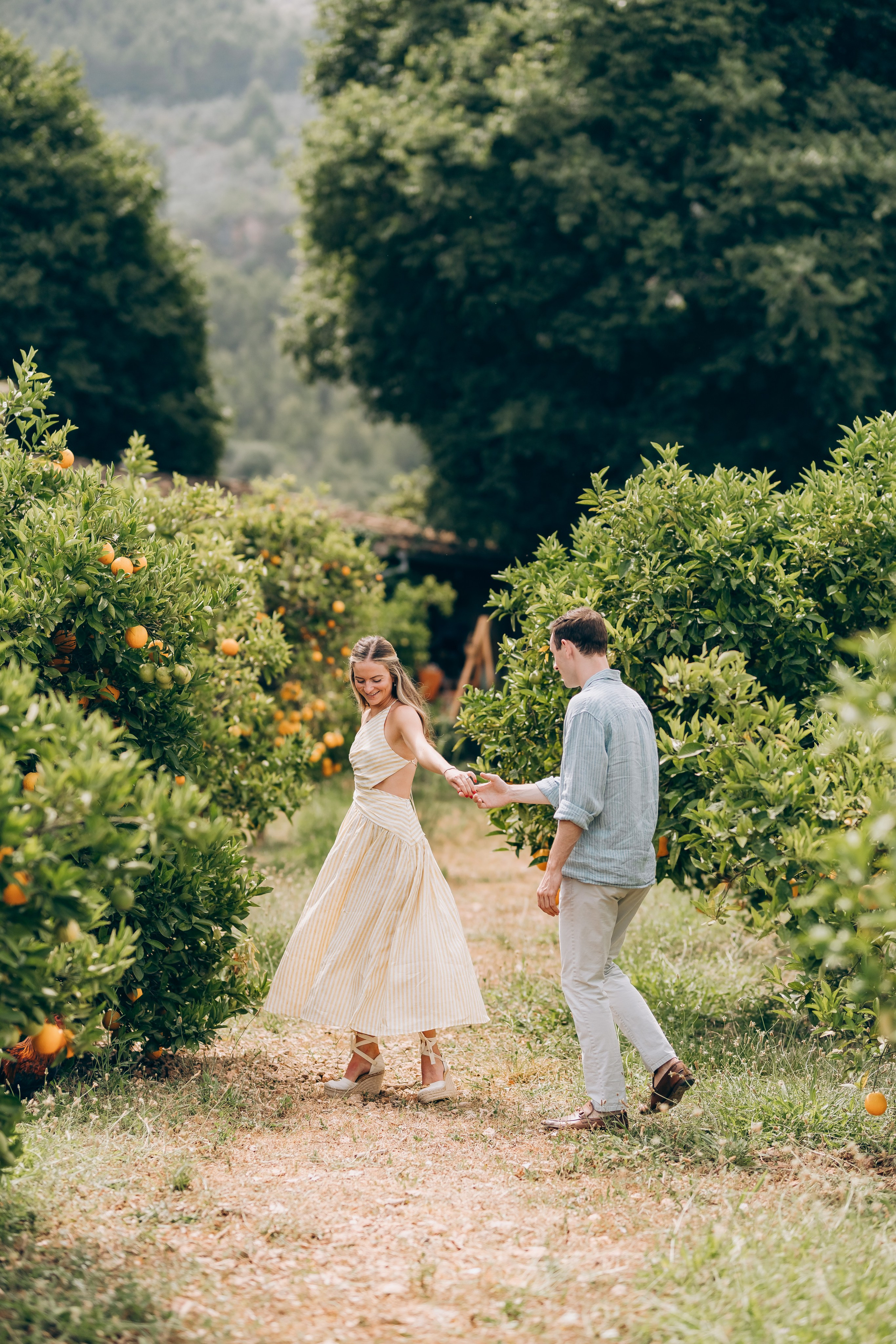 Relaxed Couple Session in Mallorca — Citrus Fields & Seaside. Фотограф у Пальма де Майорка