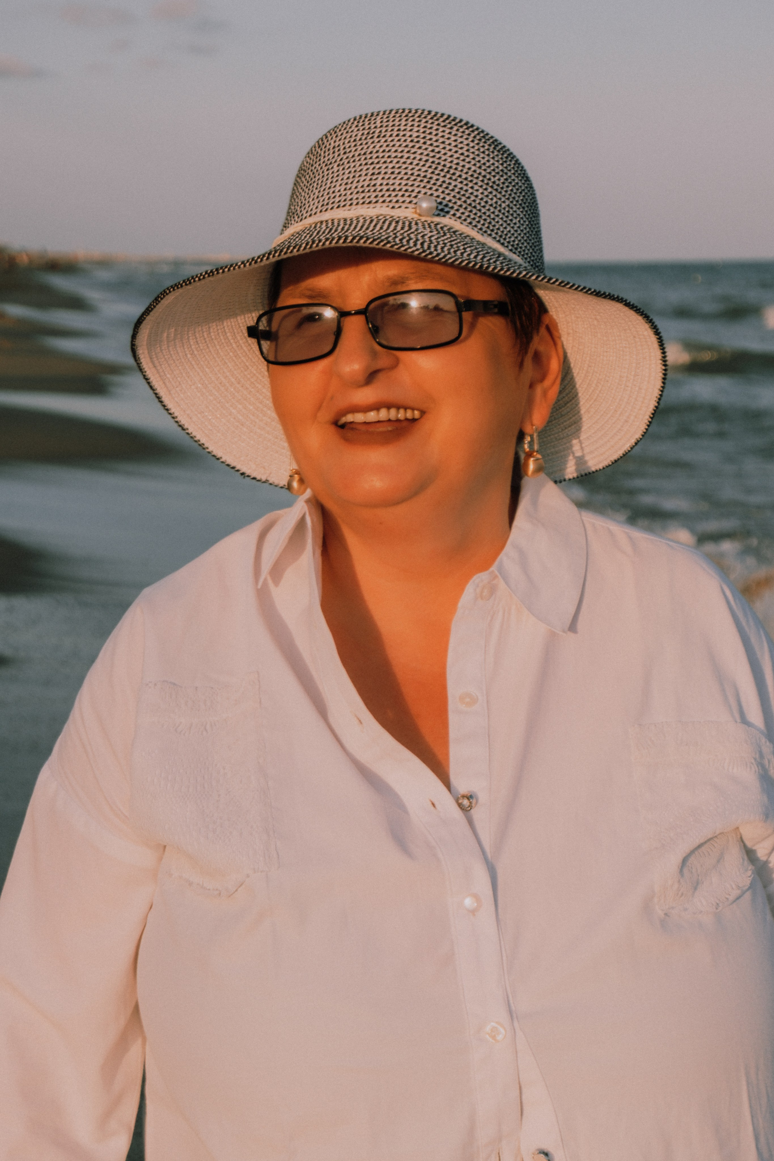 Sesión de amigas en la playa. Fotografía profesional en Calafell - Elena Medvedeva