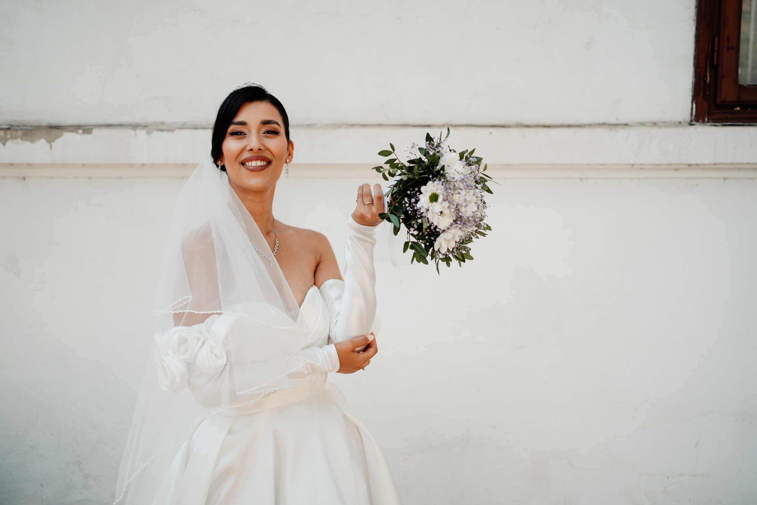 Moment emoționant între miri în ziua nunții, surprins într-un cadru natural și romantic, in Bucuresti. Fotografie de nuntă profesională, editată artistic pentru a evidenția emoția și eleganța evenimentului.