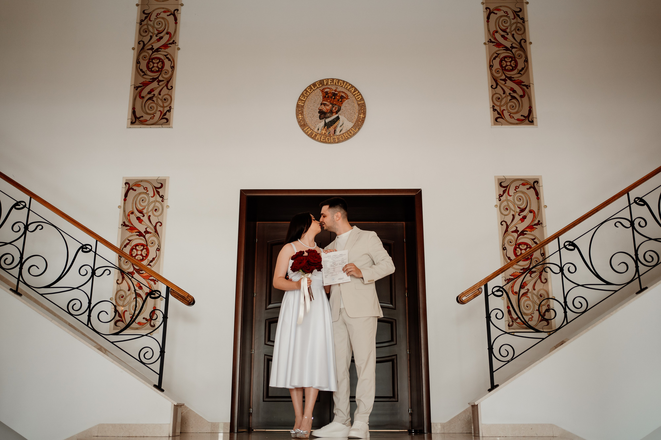 Miri fericiți în fața oficiului stării civile din Ilfov, celebrând începutul unei noi vieți împreună. Fotografie de cununie civilă, capturând naturalețea și bucuria momentului special.