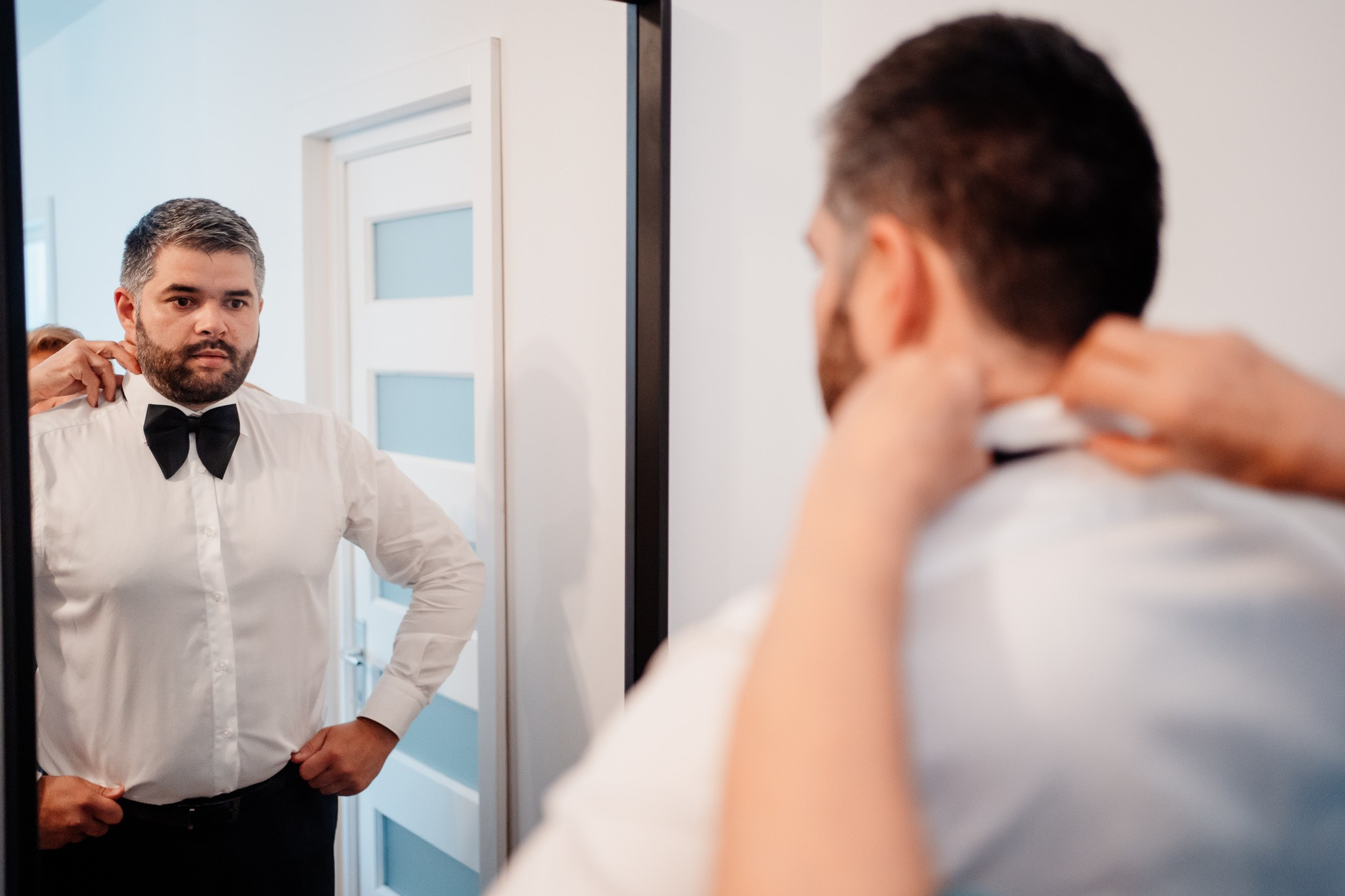 Moment emoționant între miri în ziua nunții, surprins într-un cadru natural și romantic, la Grădina Lahovari. Fotografie de nuntă profesională, editată artistic pentru a evidenția emoția și eleganța evenimentului.