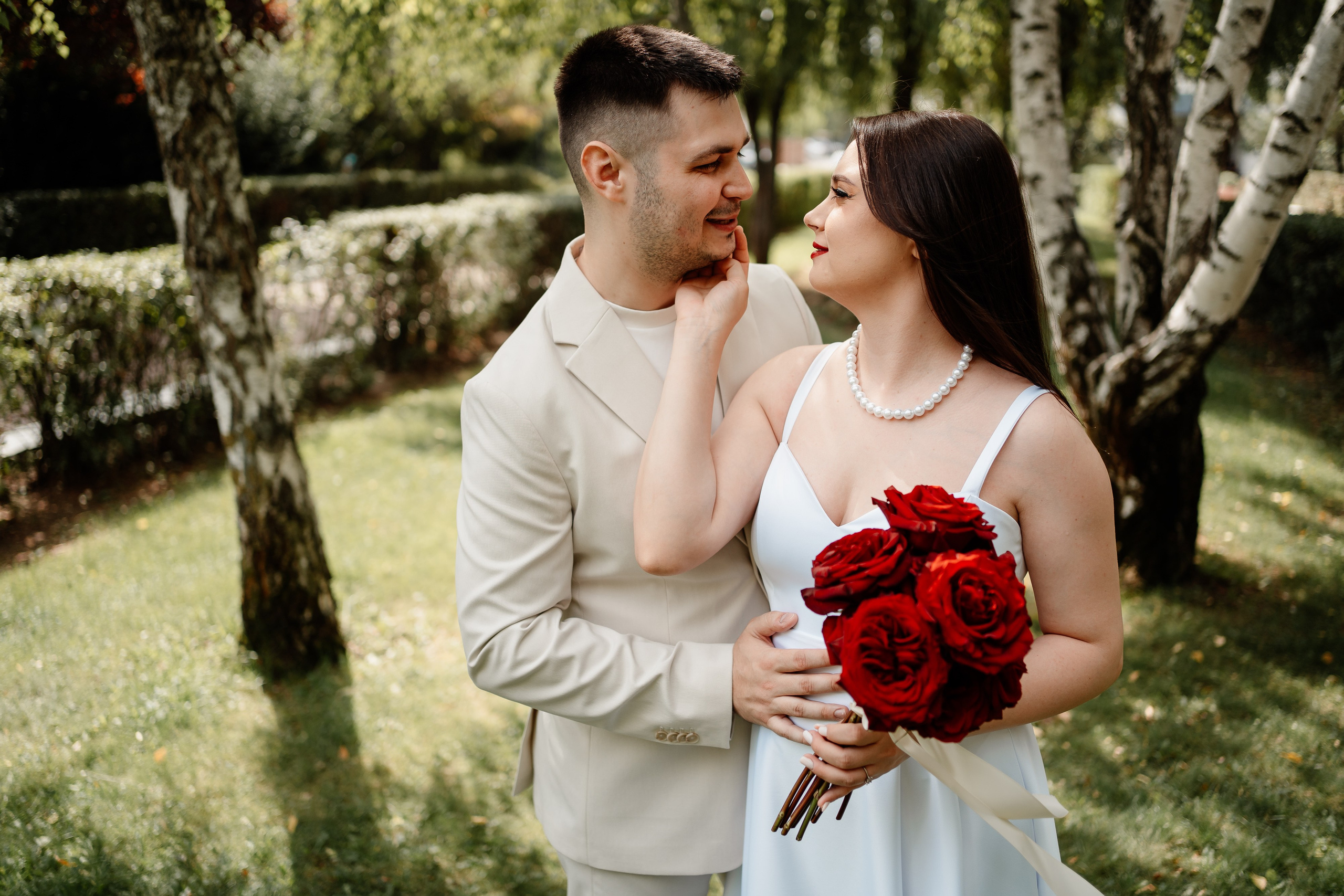 Miri fericiți în fața oficiului stării civile din Ilfov, celebrând începutul unei noi vieți împreună. Fotografie de cununie civilă, capturând naturalețea și bucuria momentului special.