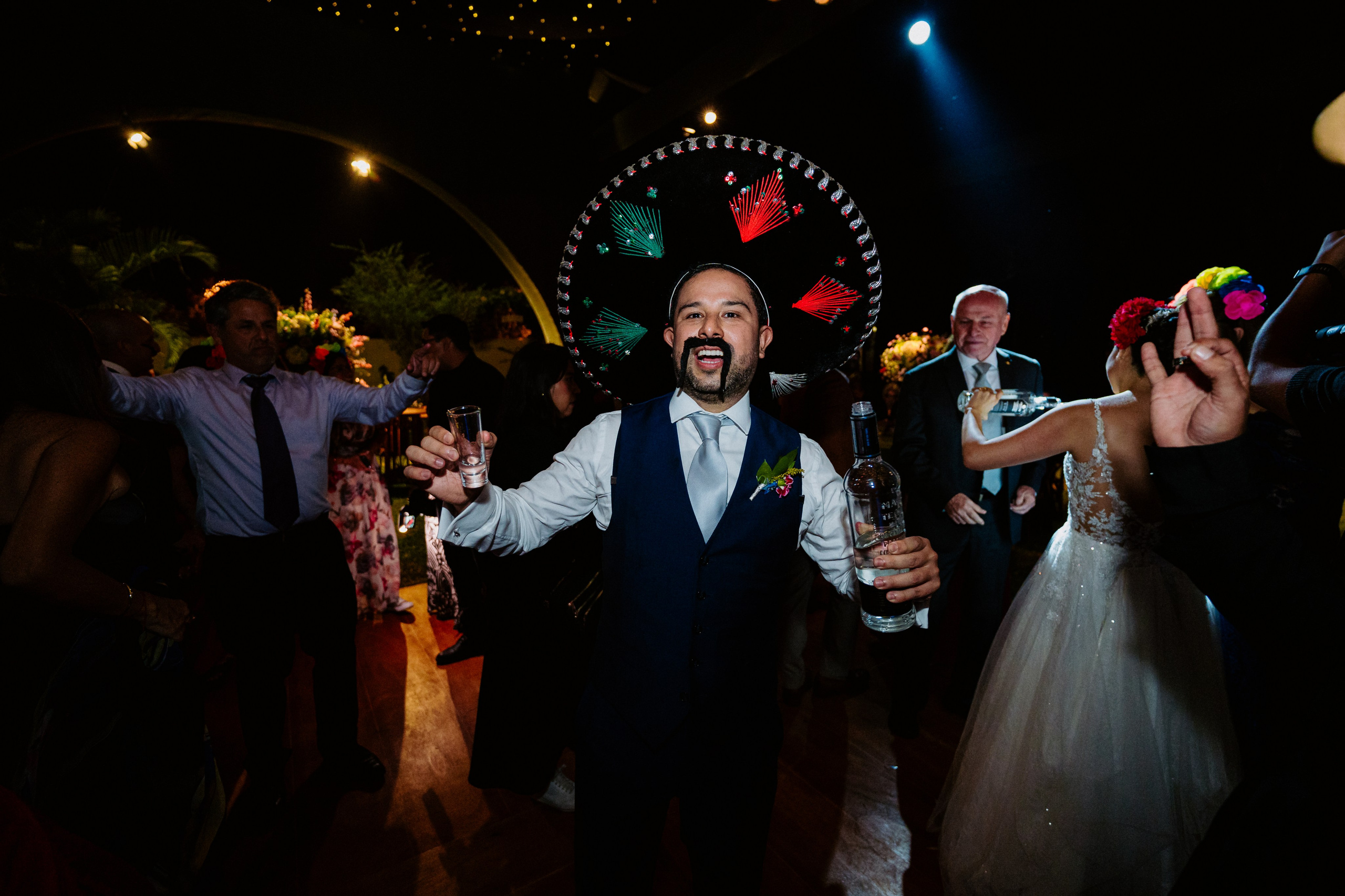 Un vistazo a la fiesta. Fotógrafo de Bodas en Lima | Ronhy Altamirano. Fotografía narrativa y cinematográfica para bodas, quinceañeras y eventos exclusivos