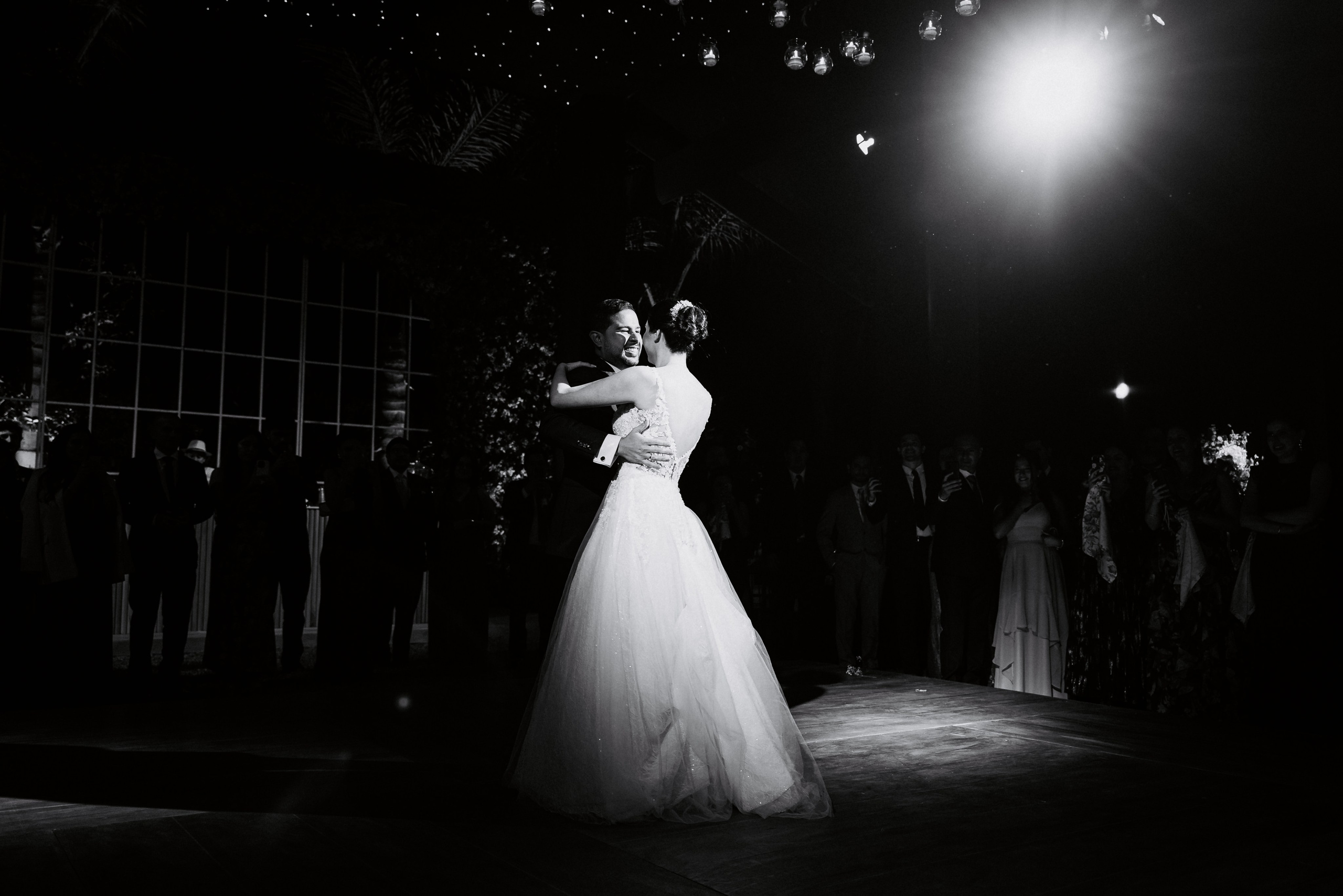 Un vistazo a la fiesta. Fotógrafo de Bodas en Lima | Ronhy Altamirano. Fotografía narrativa y cinematográfica para bodas, quinceañeras y eventos exclusivos