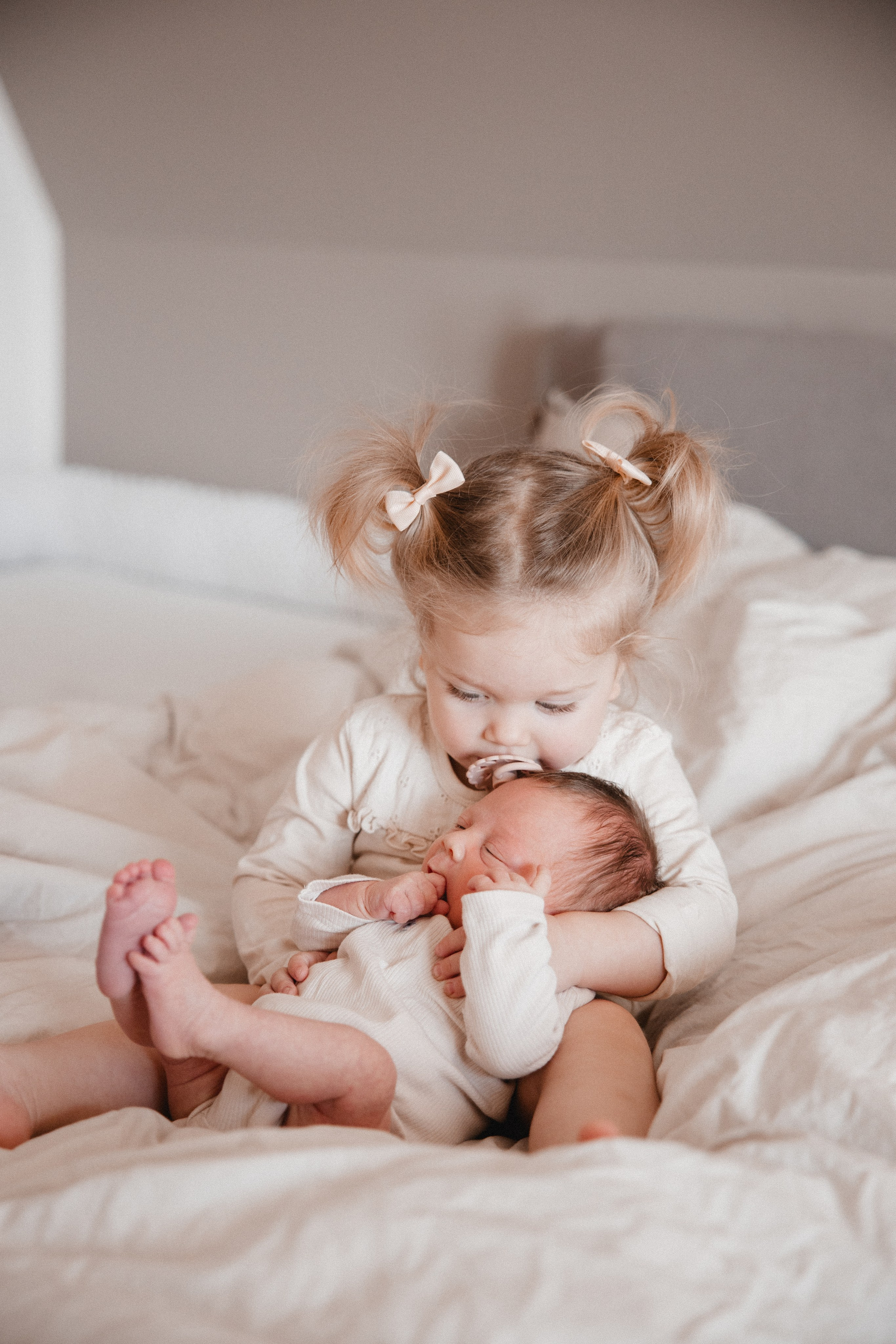 Neugeborenenfotos Zuhause. Hochzeitsfotografie |Hochzeitsfotograf Bochum | Hochzeitsfotograf Dortmund | Hochzeitsfotograf Essen | Hochzeitsfotograf Ruhrgebiet