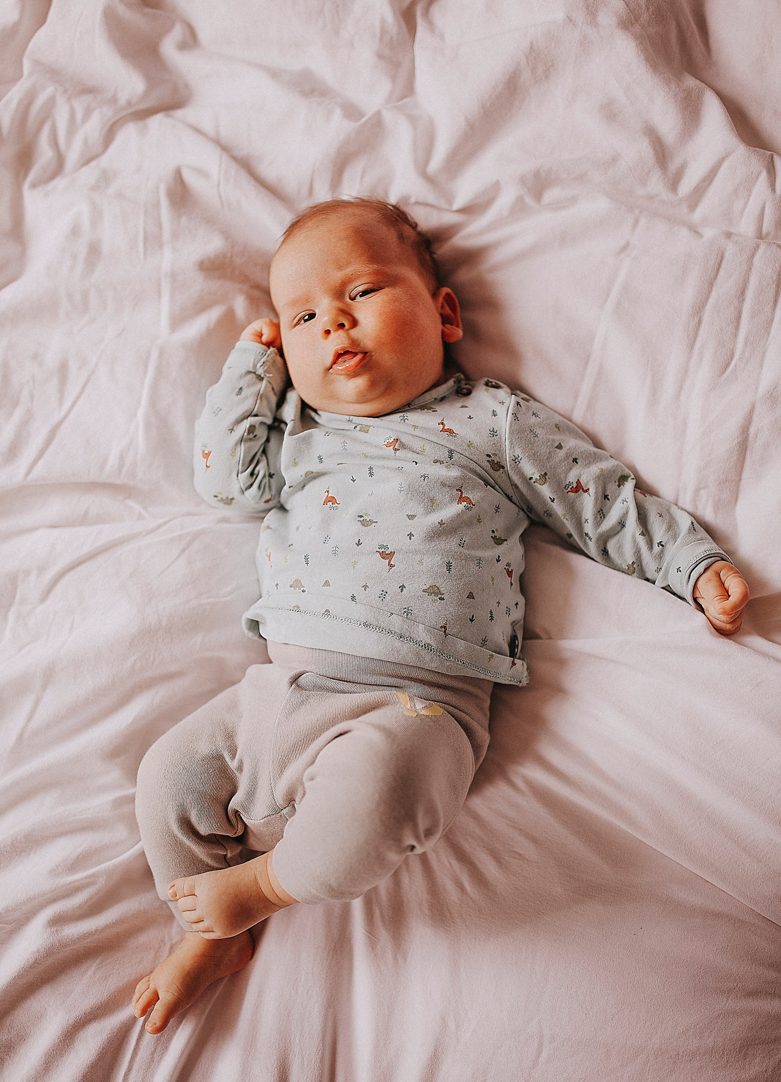 schattige newborn baby op het bed