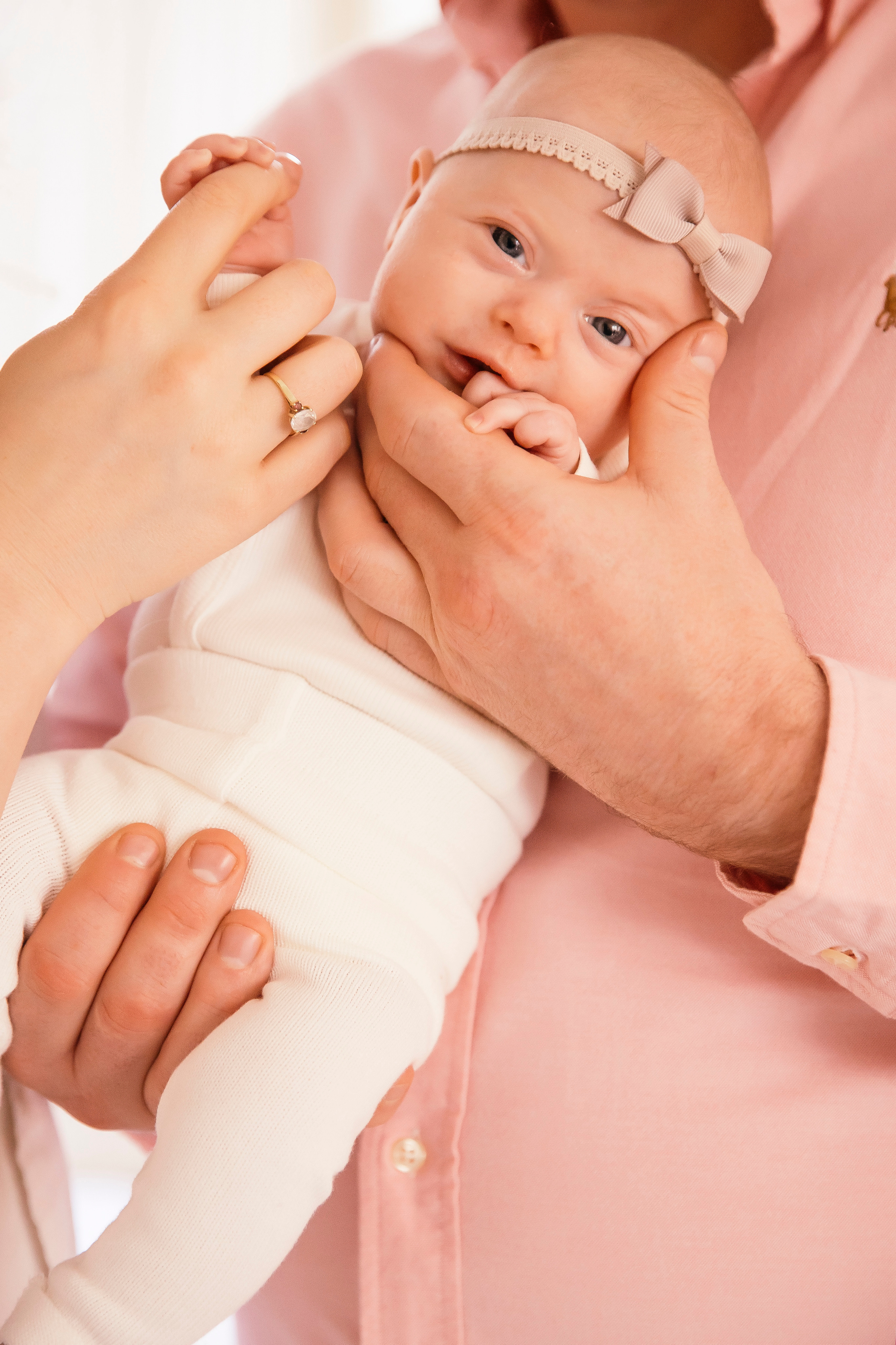 Kostbare newborn momenten gefotografeerd door Irina Hoek.