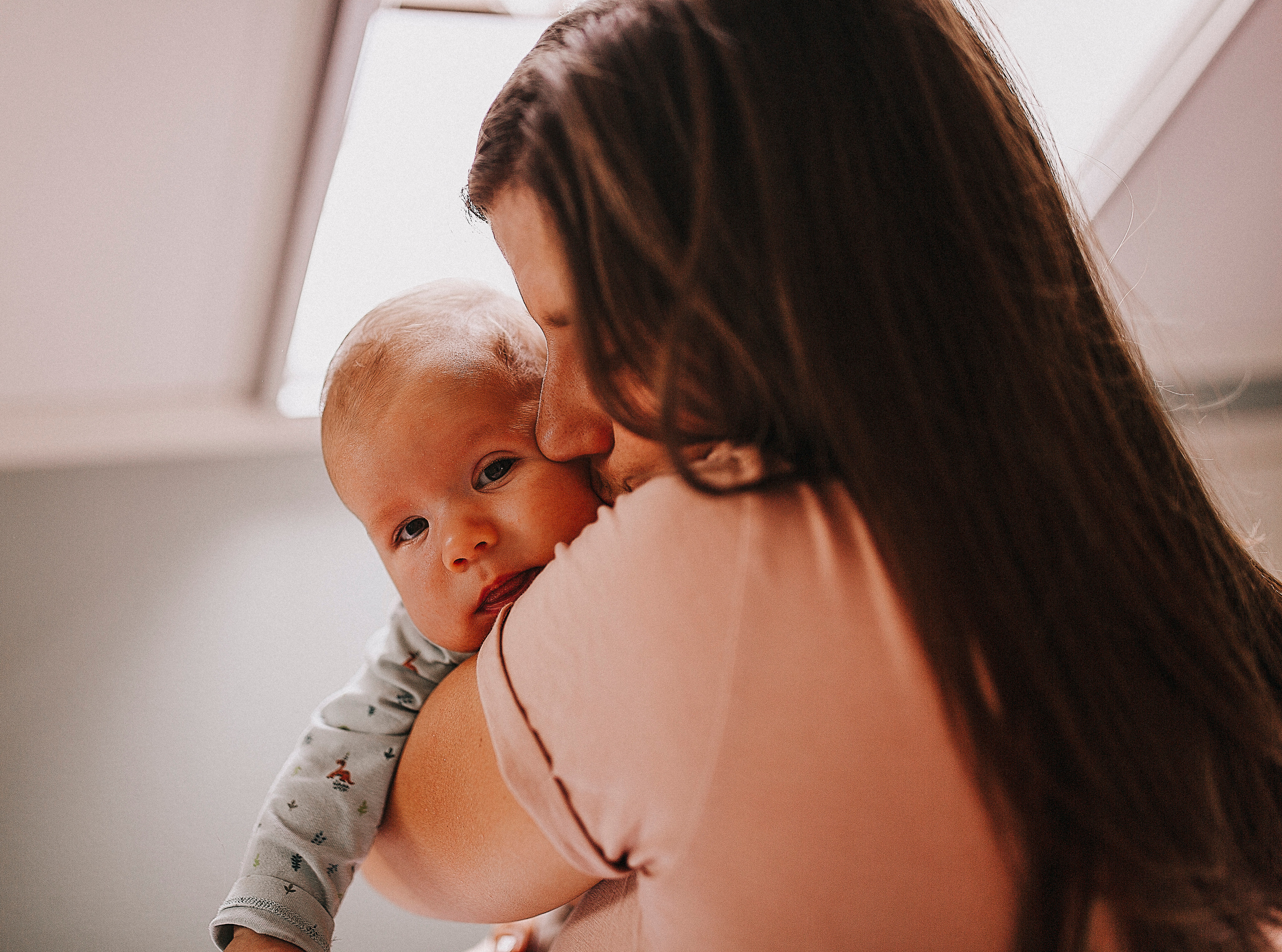 Zeldzame newborn momenten gefotografeerd door Irina Hoek.