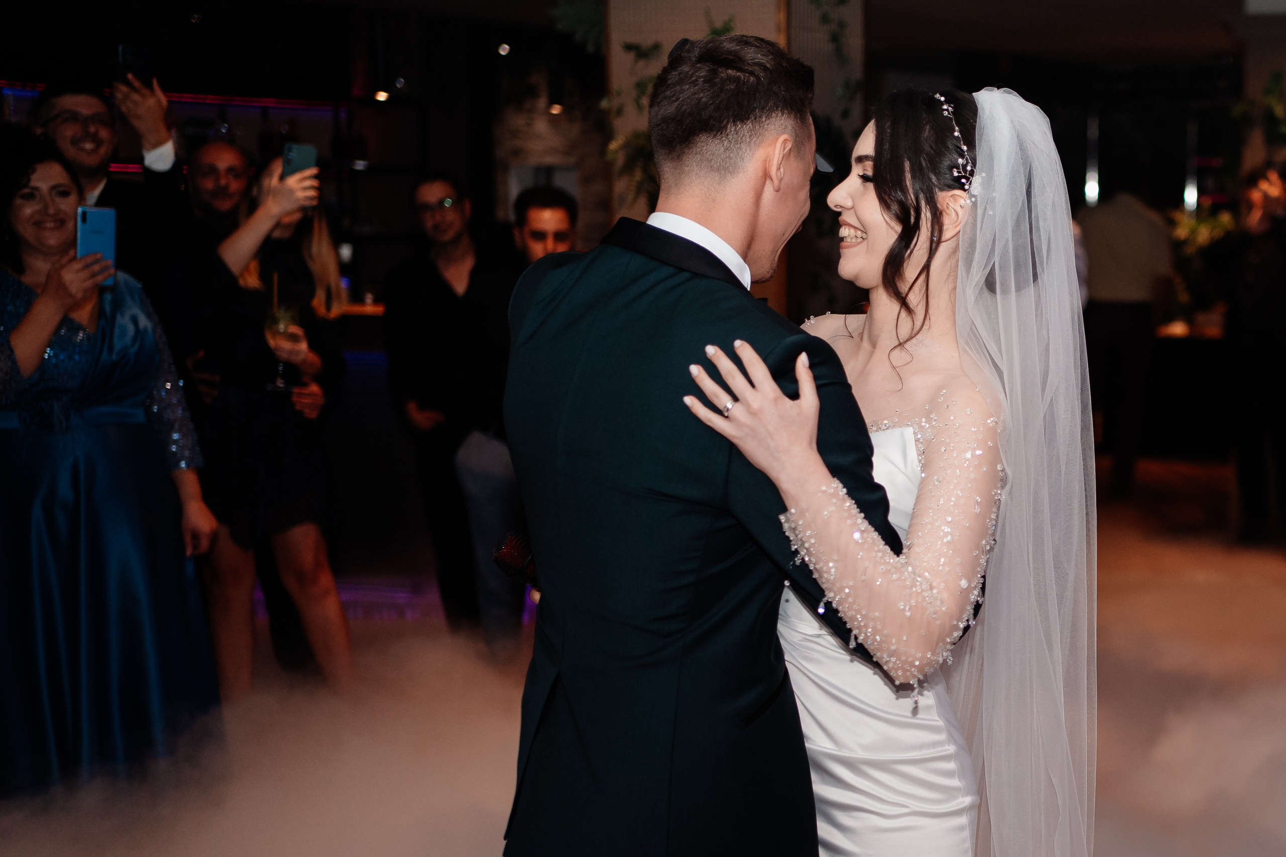 Moment emoționant între miri în ziua nunții, surprins într-un cadru natural și romantic, la Drobeta Turnu Severin. Fotografie de nuntă profesională, editată artistic pentru a evidenția emoția și eleganța evenimentului.