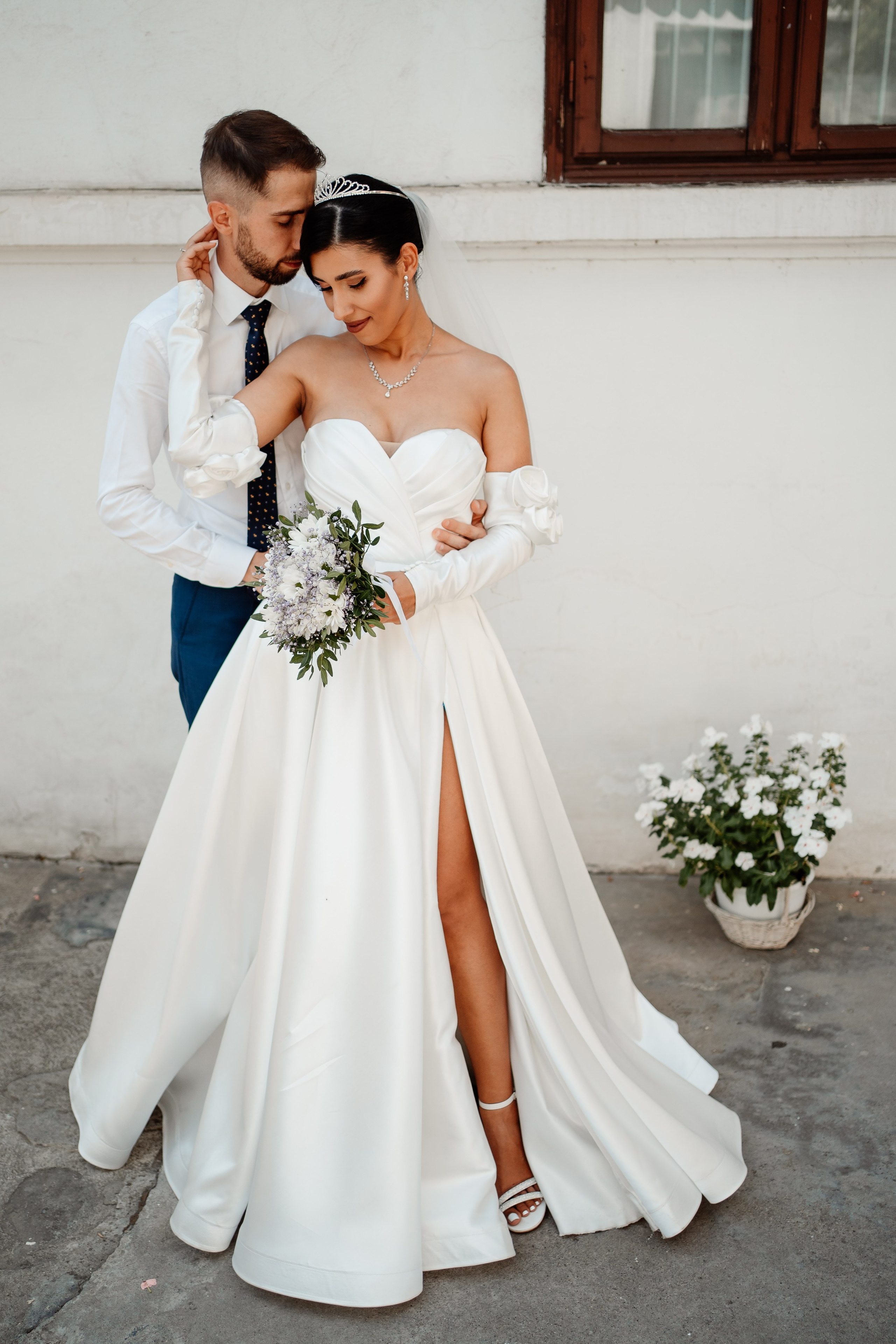 Moment emoționant între miri în ziua nunții, surprins într-un cadru natural și romantic, in Bucuresti. Fotografie de nuntă profesională, editată artistic pentru a evidenția emoția și eleganța evenimentului.