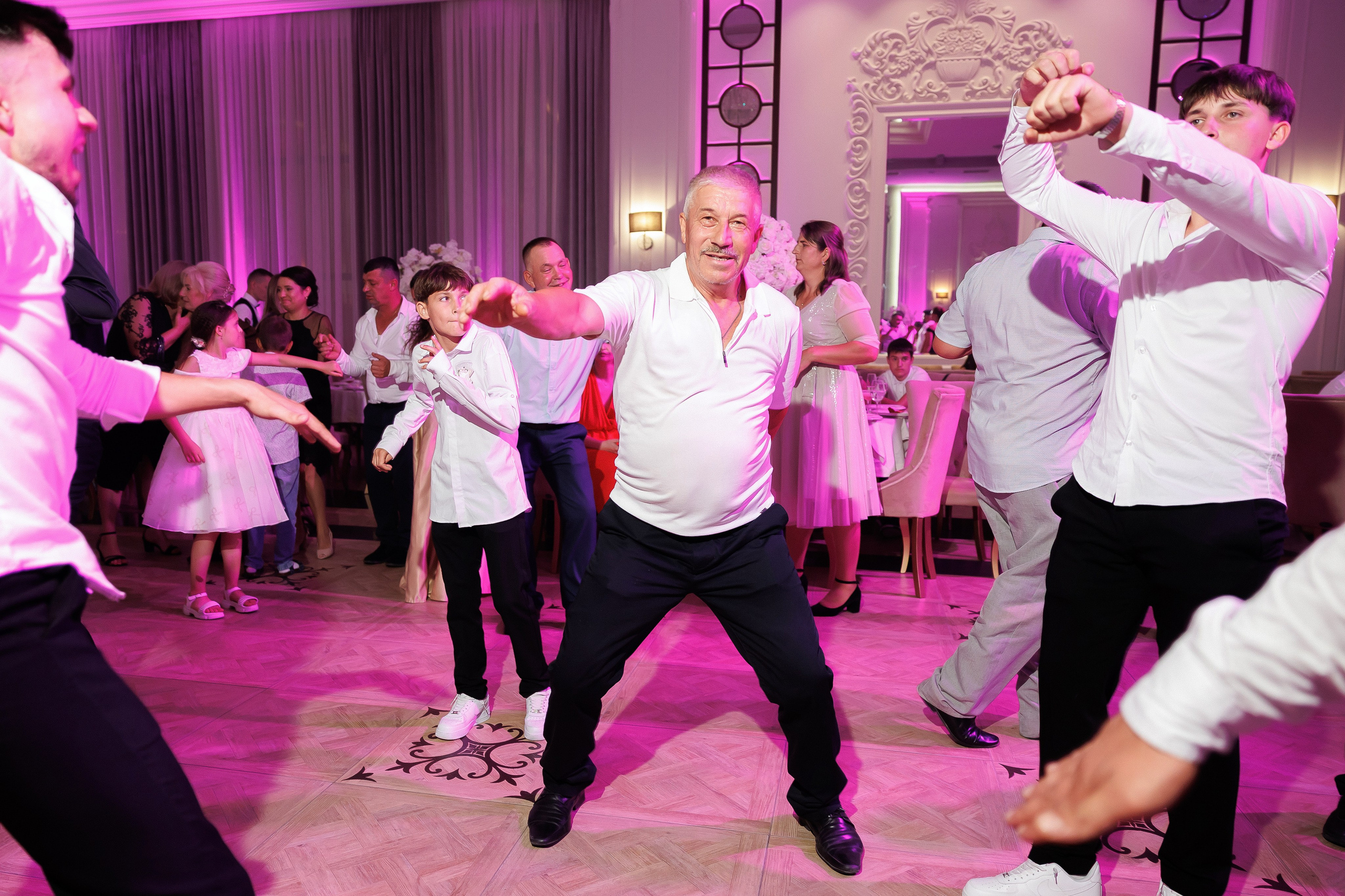 Eugen & Livia — Grand Elysee — Wedding Day. Servicii Foto și Video 067188353