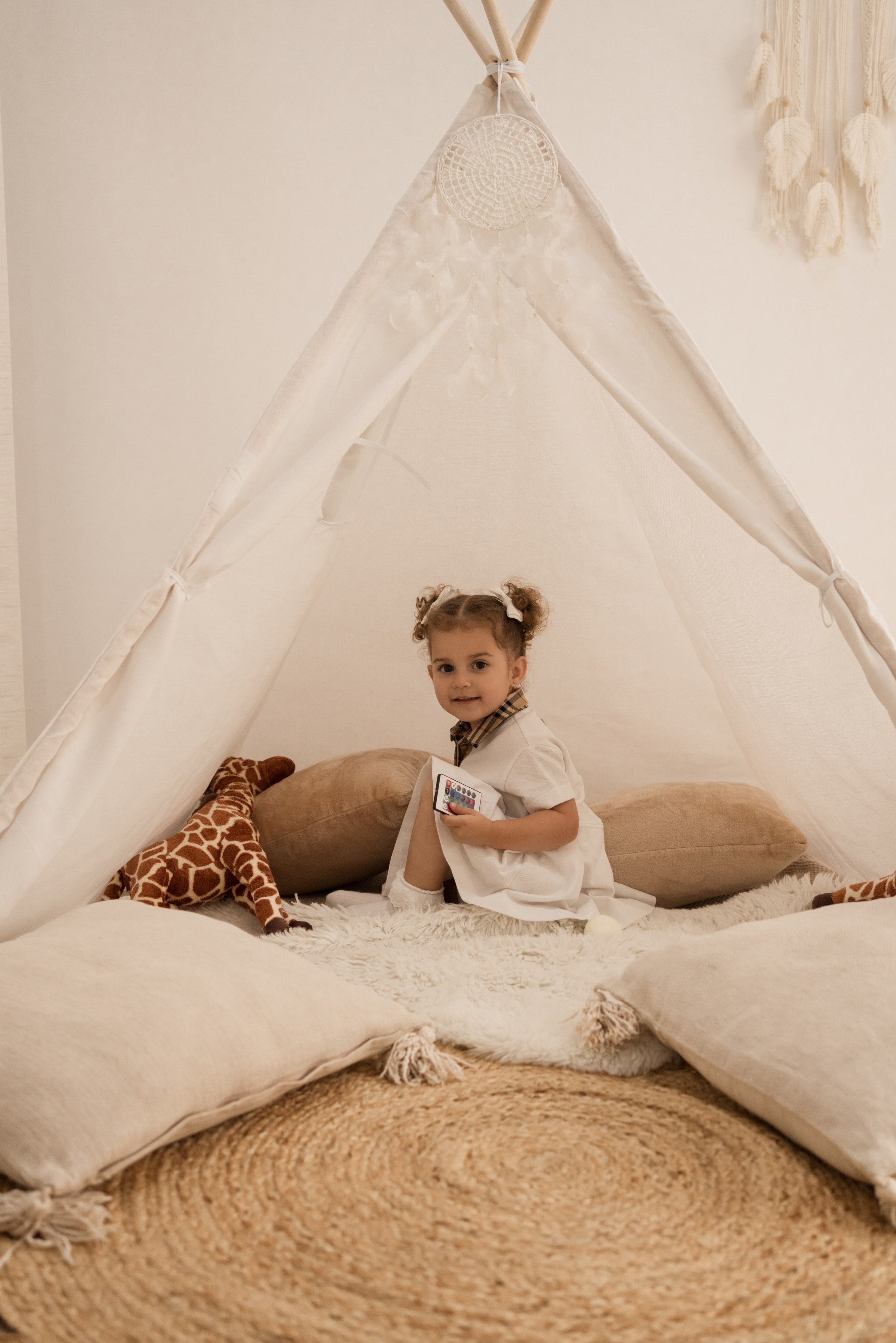 Home studio session — fun and giggles!. Angela Iakovleva — Family Photographer in Dubai