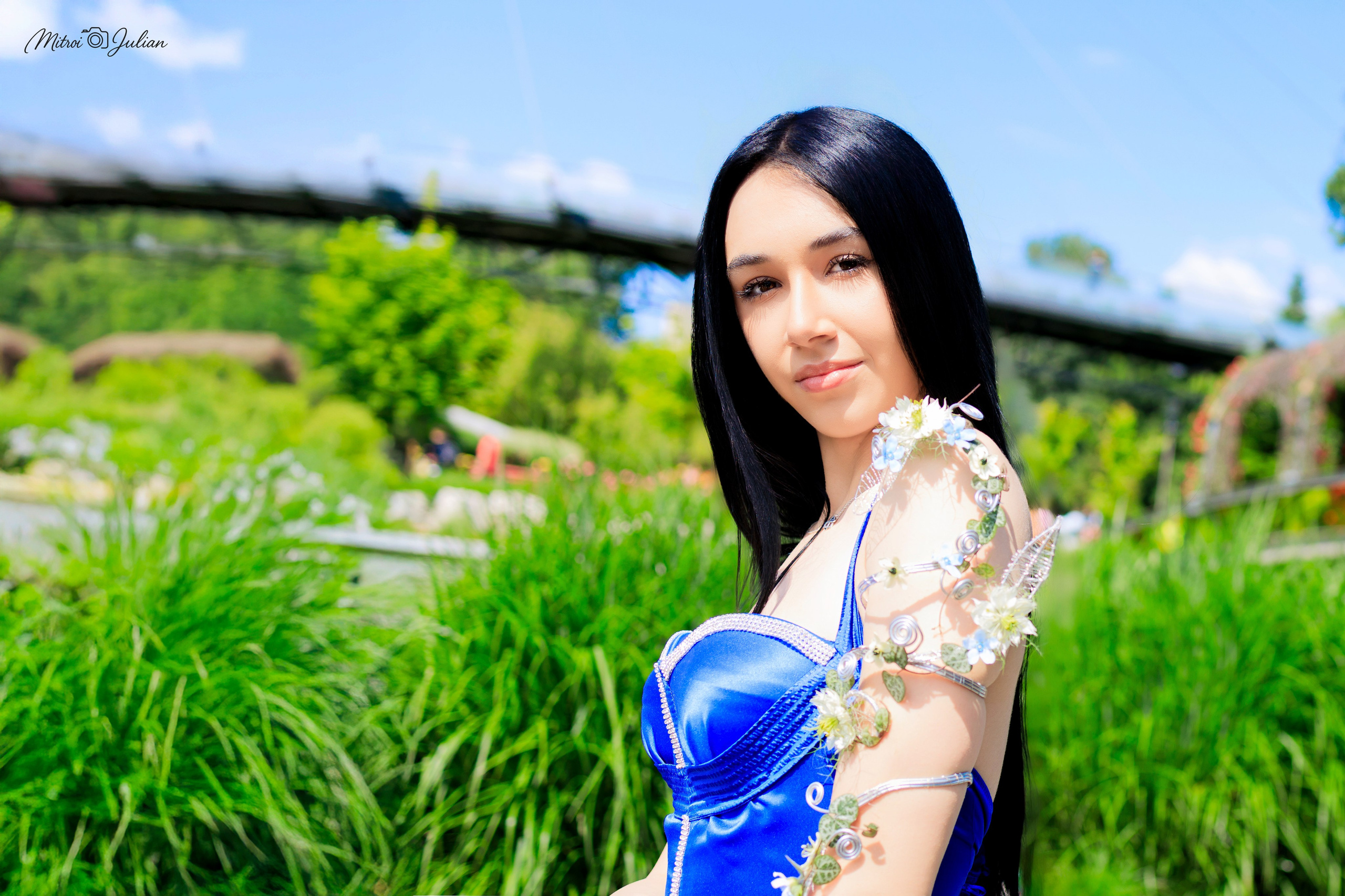 Fotografie de portret cu fundal estompat (bokeh), accent pe privirea profundă a modelului