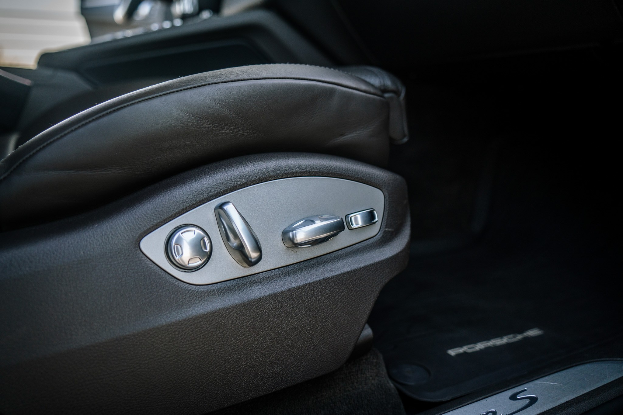 PORSCHE macan. LOHA VISUALS — AUTOMOTIVE PHOTOGRAPHY