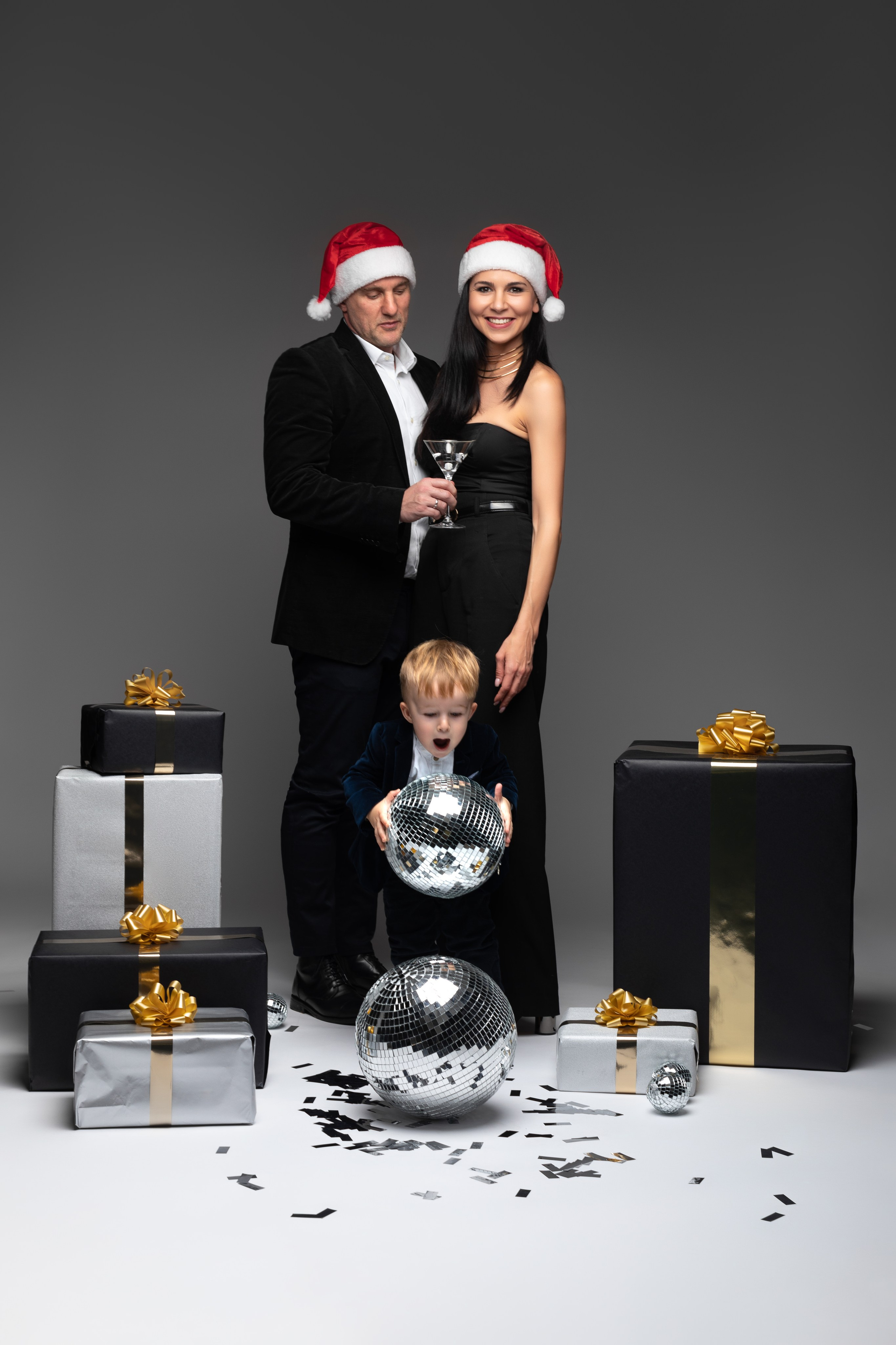 Paarshooting Oftersheim – verliebtes junges Paar kuschelt zärtlich im Fotostudio, LAV Fotostudio