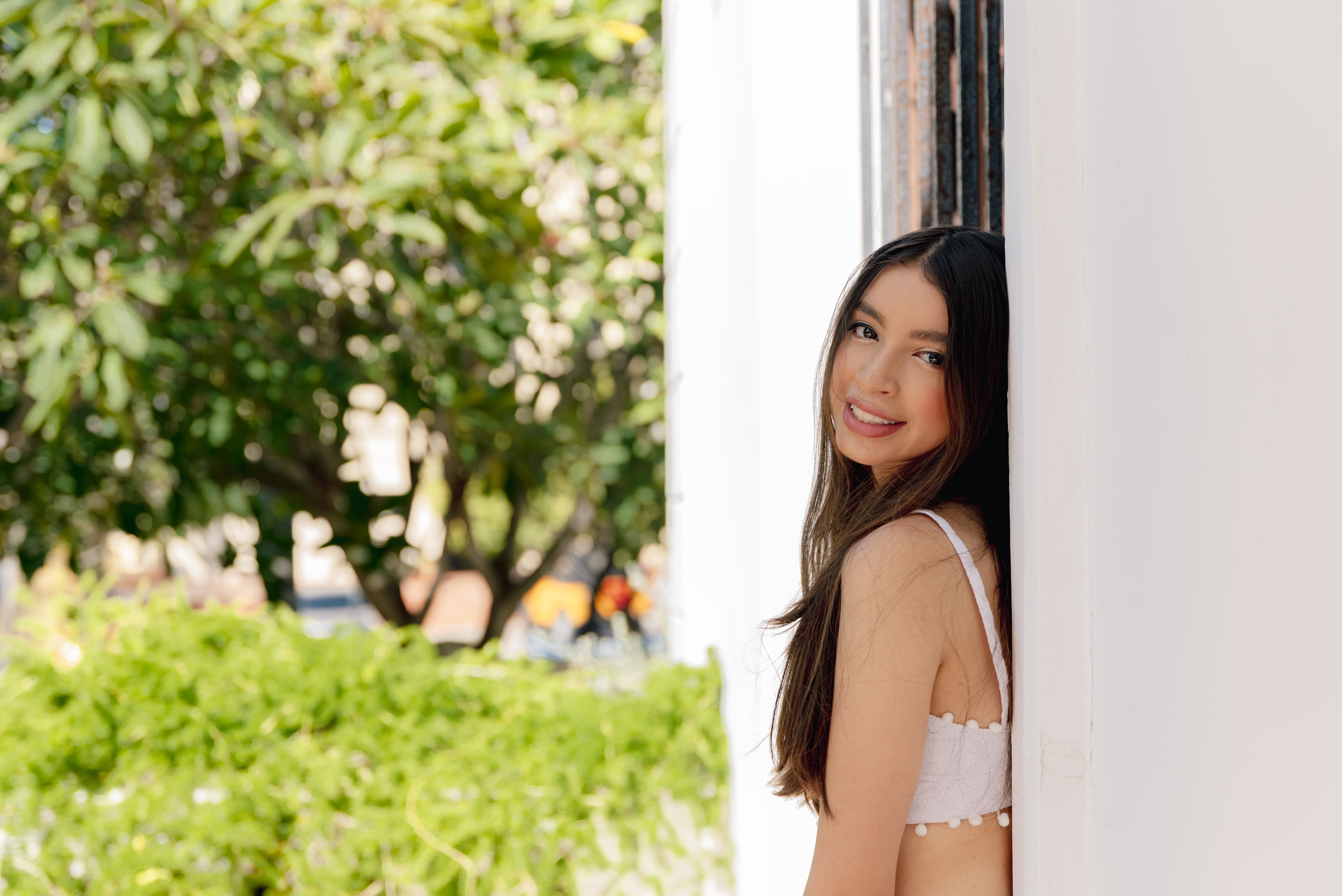 Posado en exteriores verdes quinceañera profesional fotografía artística BanderArt