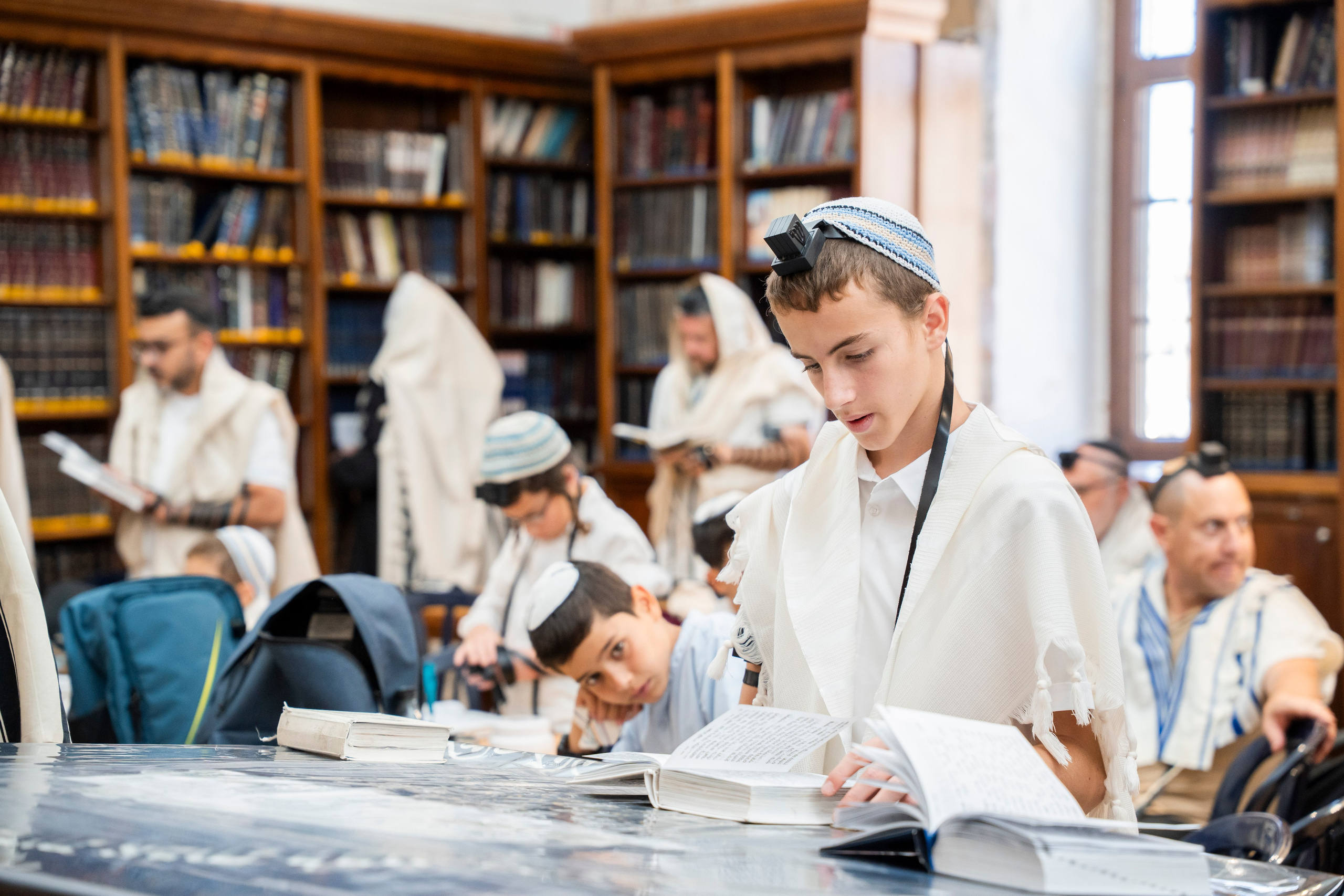 הנחת התפילין רפאל לוי. יוסף מזרחי צילום חתונה, ברית וזוגיות. צלם מקצועי שאוהב להוציא אתכם הכי יפים ברגעים הכי מרגשים