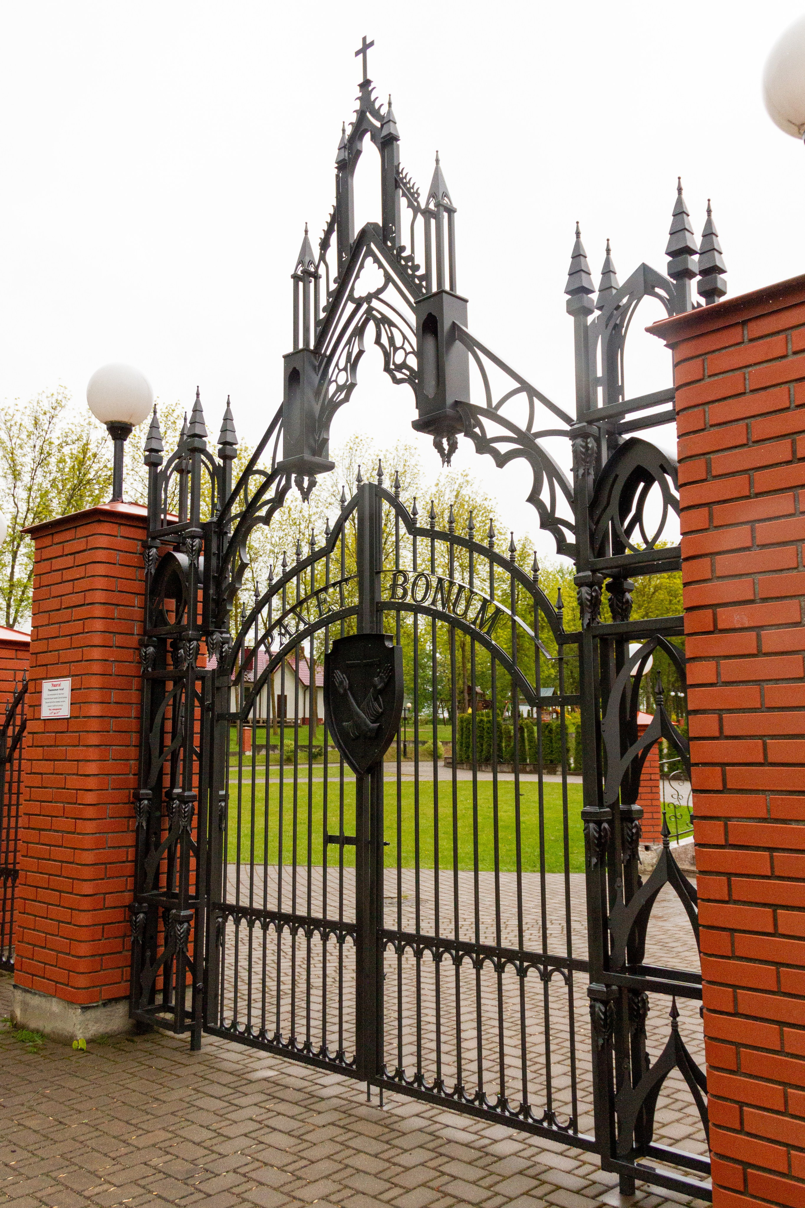 Парафія св.Казіміра, касцёл св.Піо ў Маладзечне. Скульптор кузнец Мария Тарлецкая