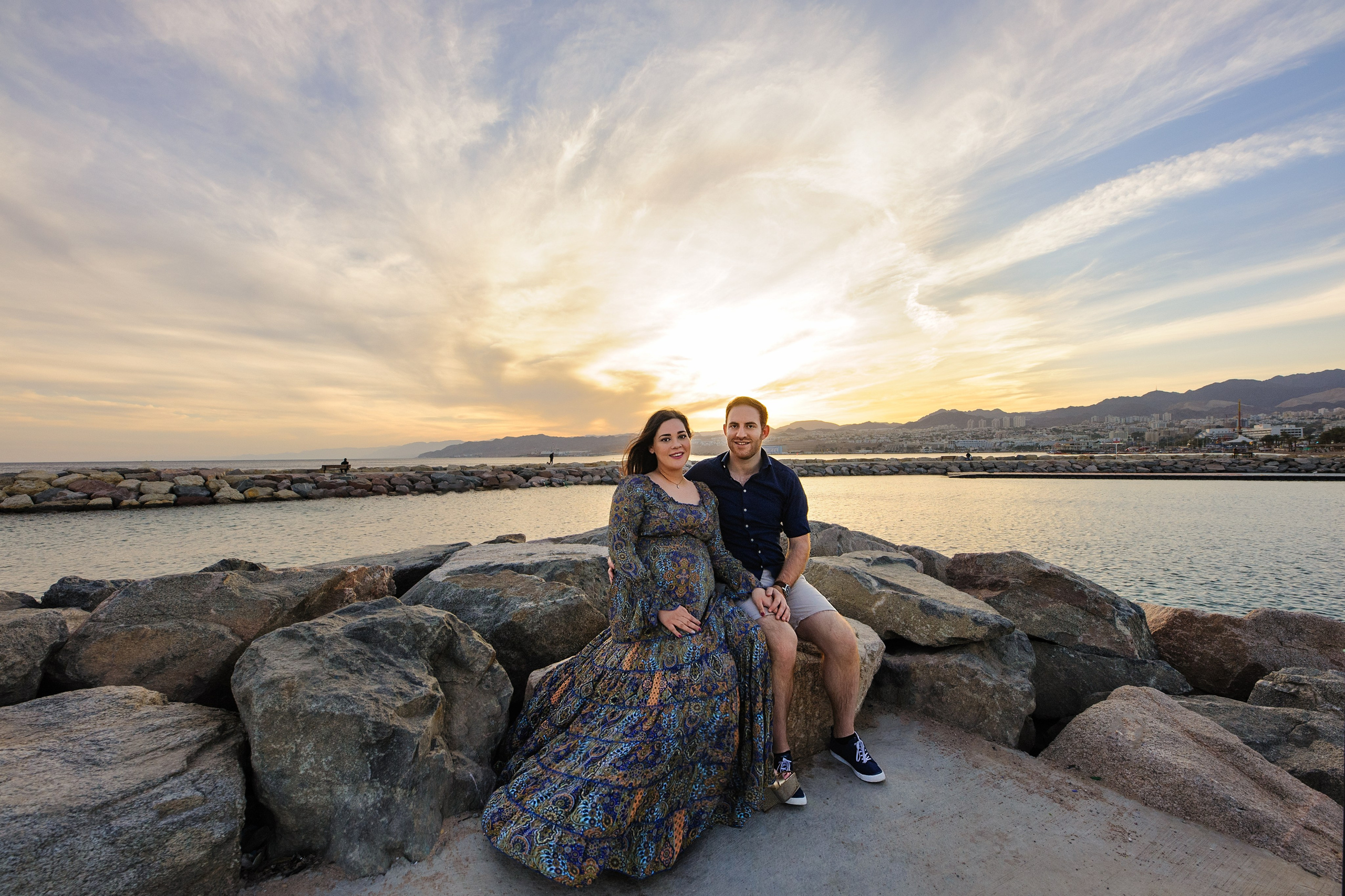 Pregnancy photoshooting for Saul and Jessica at sunset on the Red Sea. צלמת משפחה ילדים הריון וסיפורי אהבה באילת ישראל אולגה אמצ'יסלבסקי