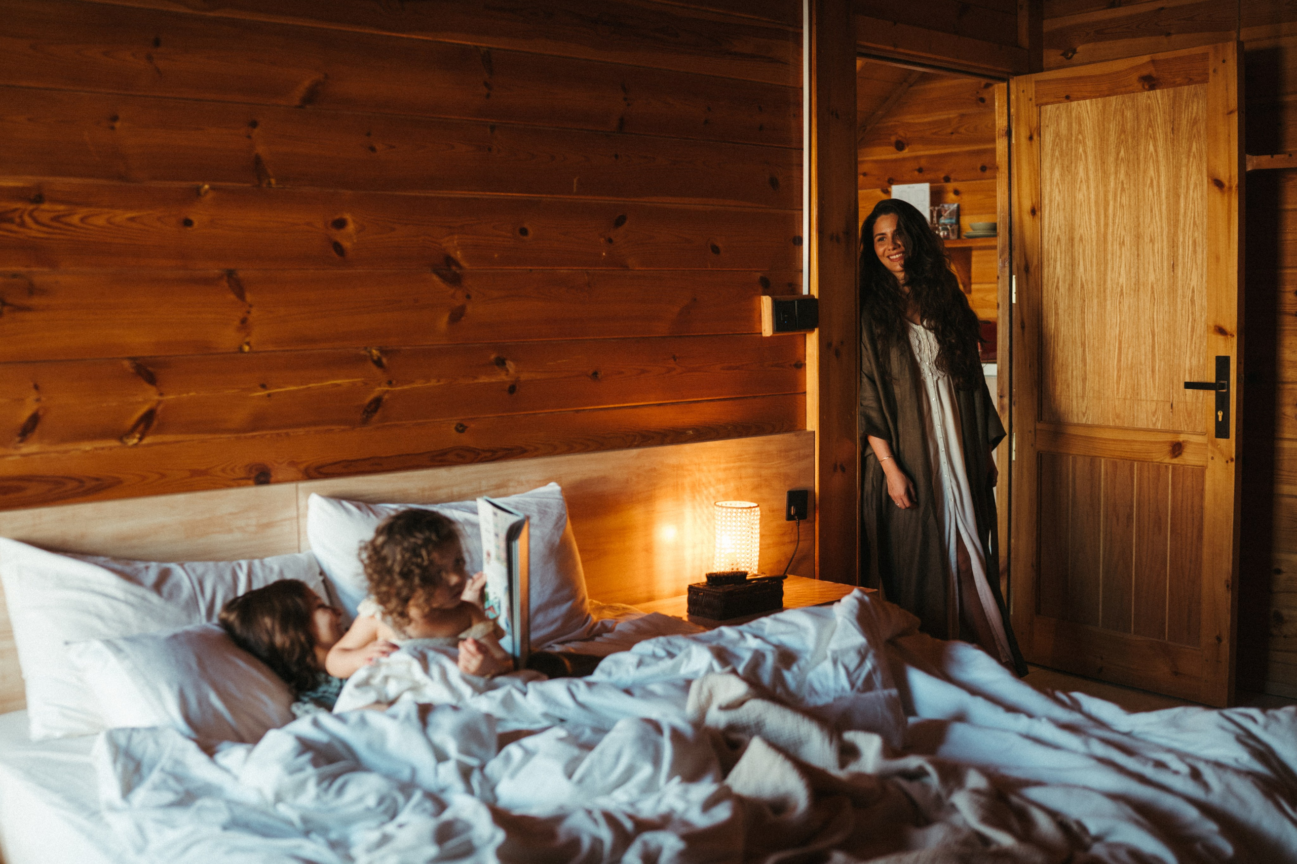 Amnah with daughters. Family photographer in Saudi Arabia