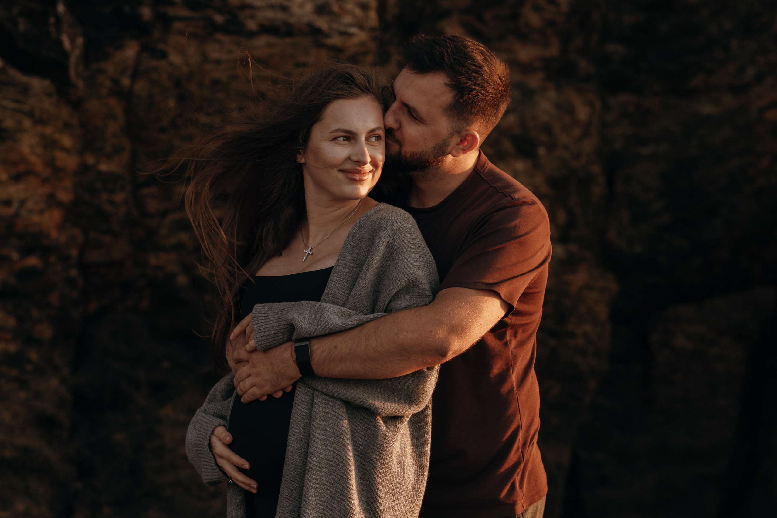 Sunset maternity photoshoot. Annah Louwagie — Lifestyle photographer for couples, families & brands | France & worldwide