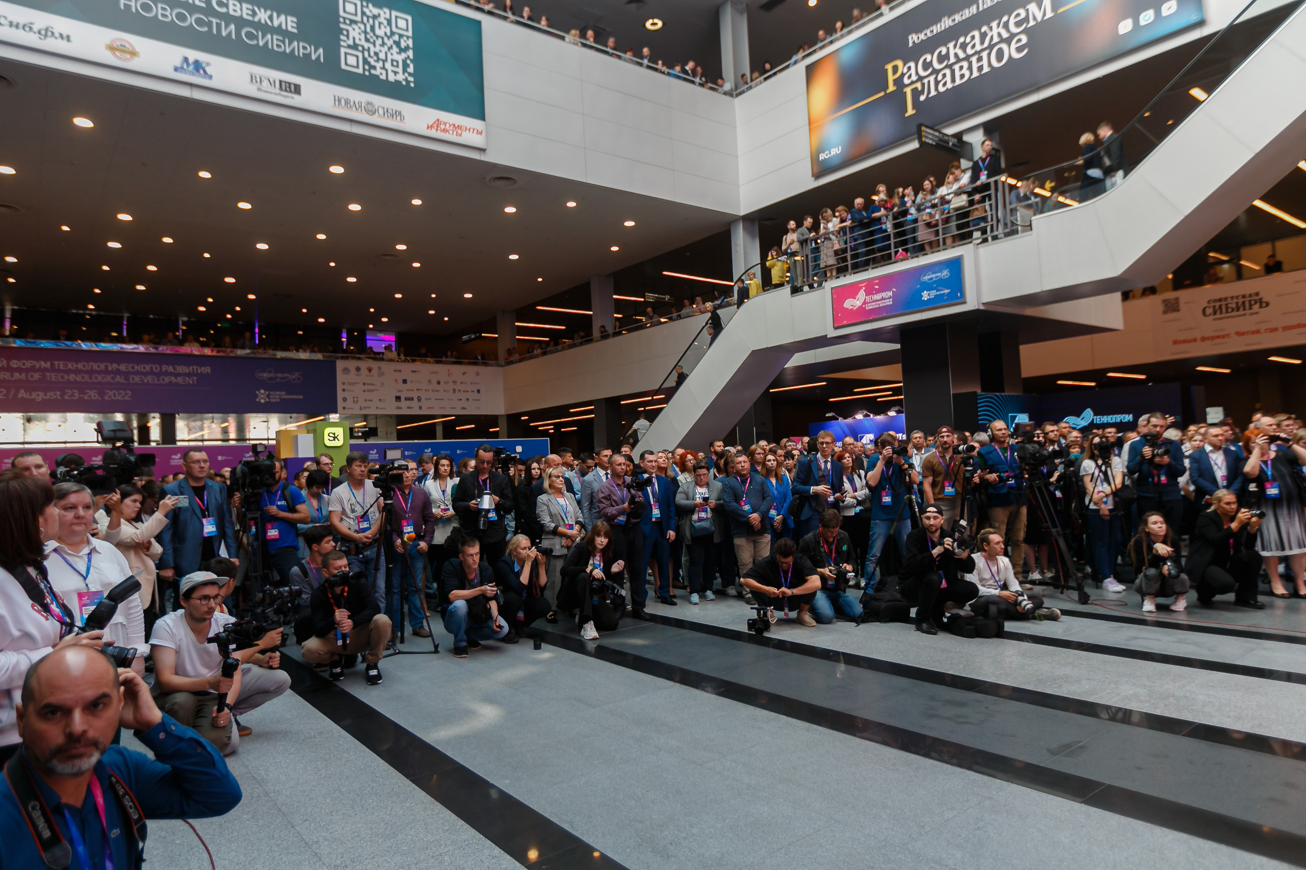 Foro Internacional de Desarrollo Tecnológico. Fotógrafo de retrato, familia y reportajes en Valencia | España | Europa Vitalii Lumier