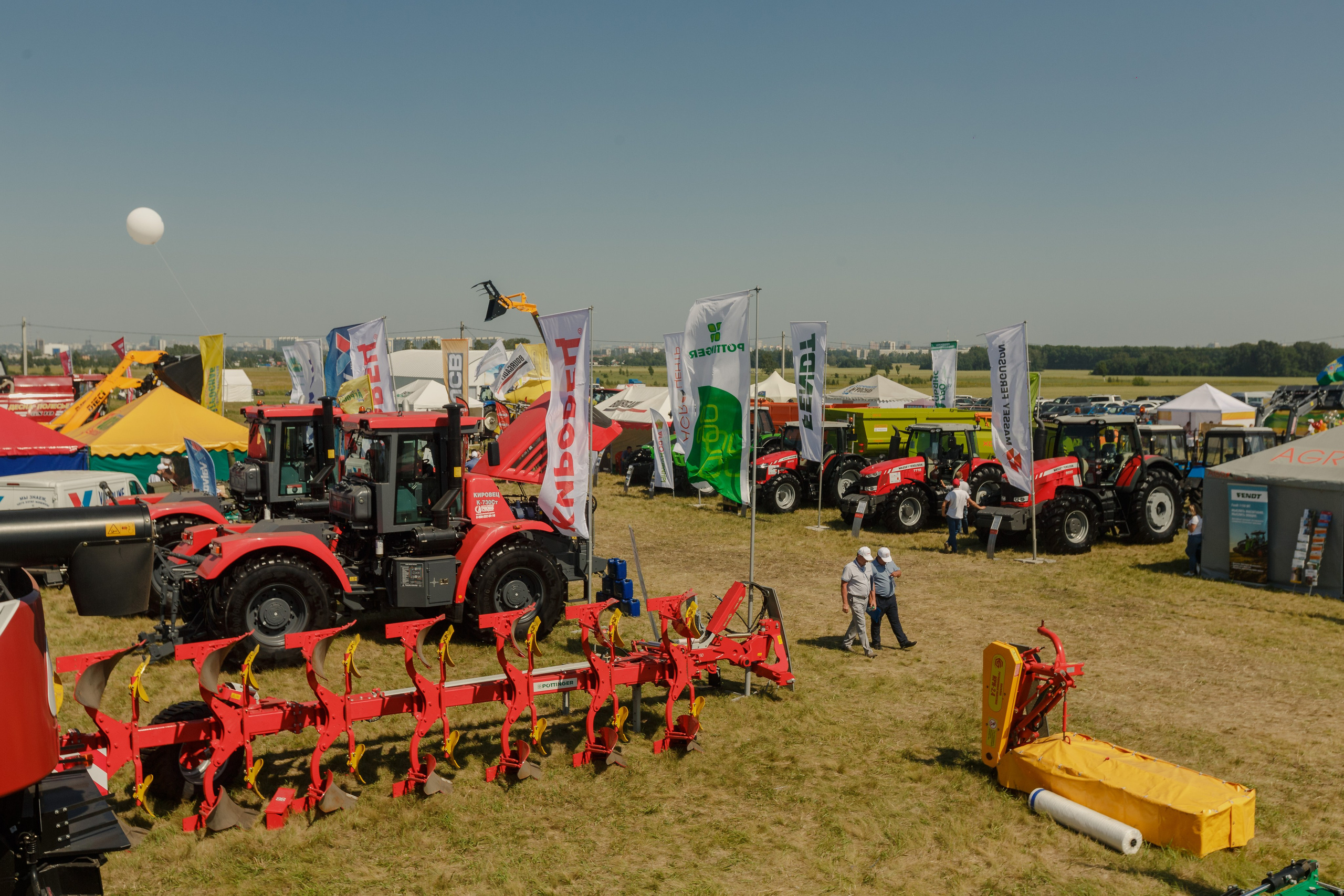 Exposición de maquinaria agrícola. Fotógrafo de retrato, familia y reportajes en Valencia | España | Europa Vitalii Lumier