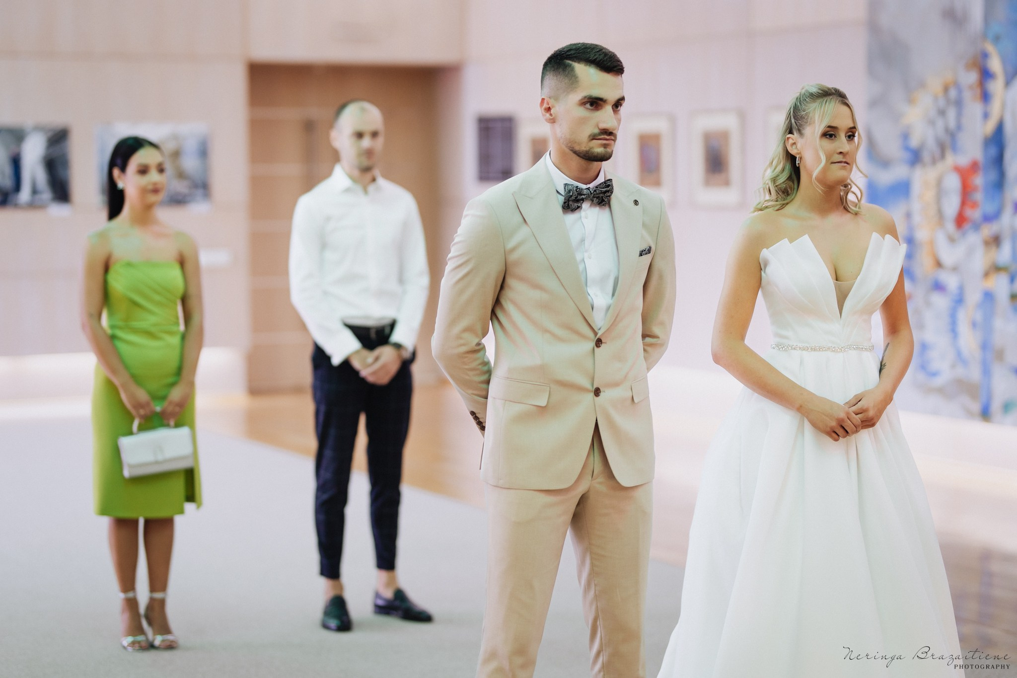 Vestuvinė fotosesija Kaune, Vienybės aikštėje, prie Lietuvos banko