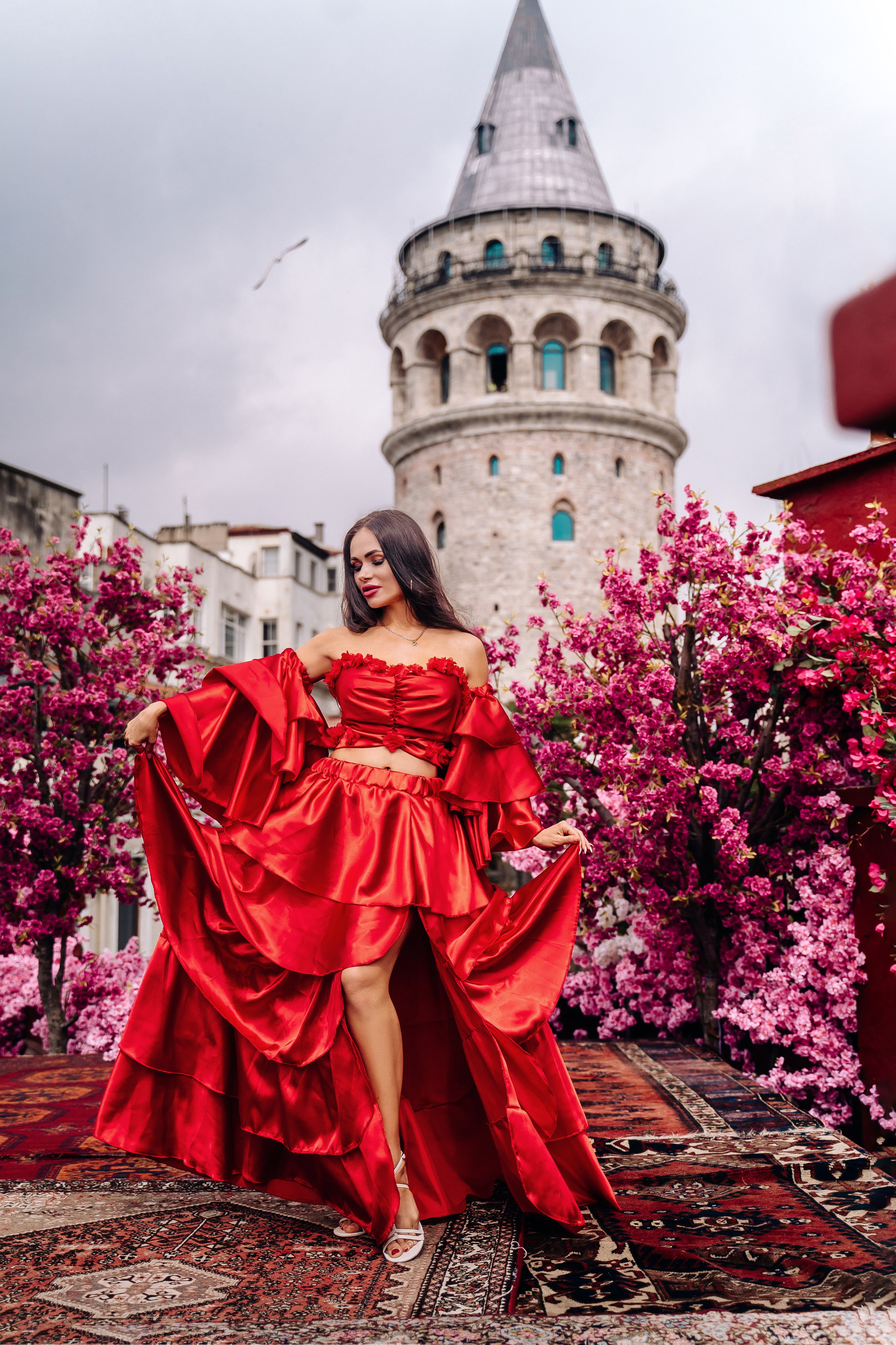 Фотосессии в дизайнерских нарядах в Стамбуле. Wedding, family and lifestyle photographer Anatoly. Photo sessions on rooftops with seagulls. Istanbul