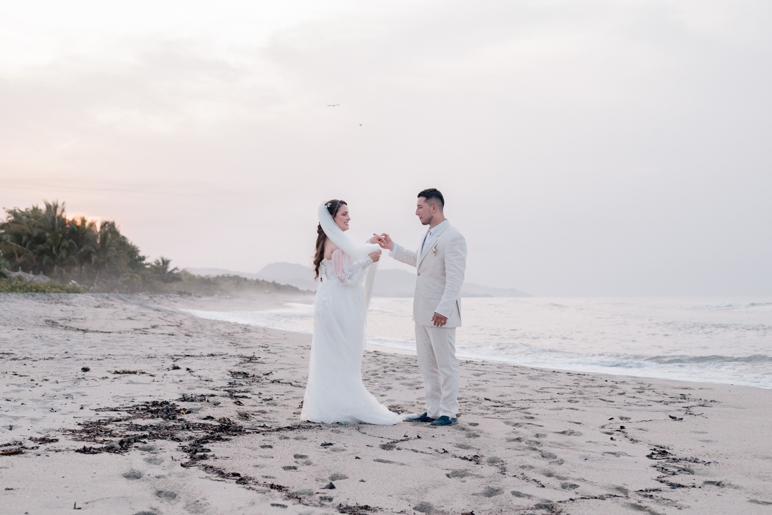 Detalle de evento de boda, decoración y ambiente de cena en playa naturalista