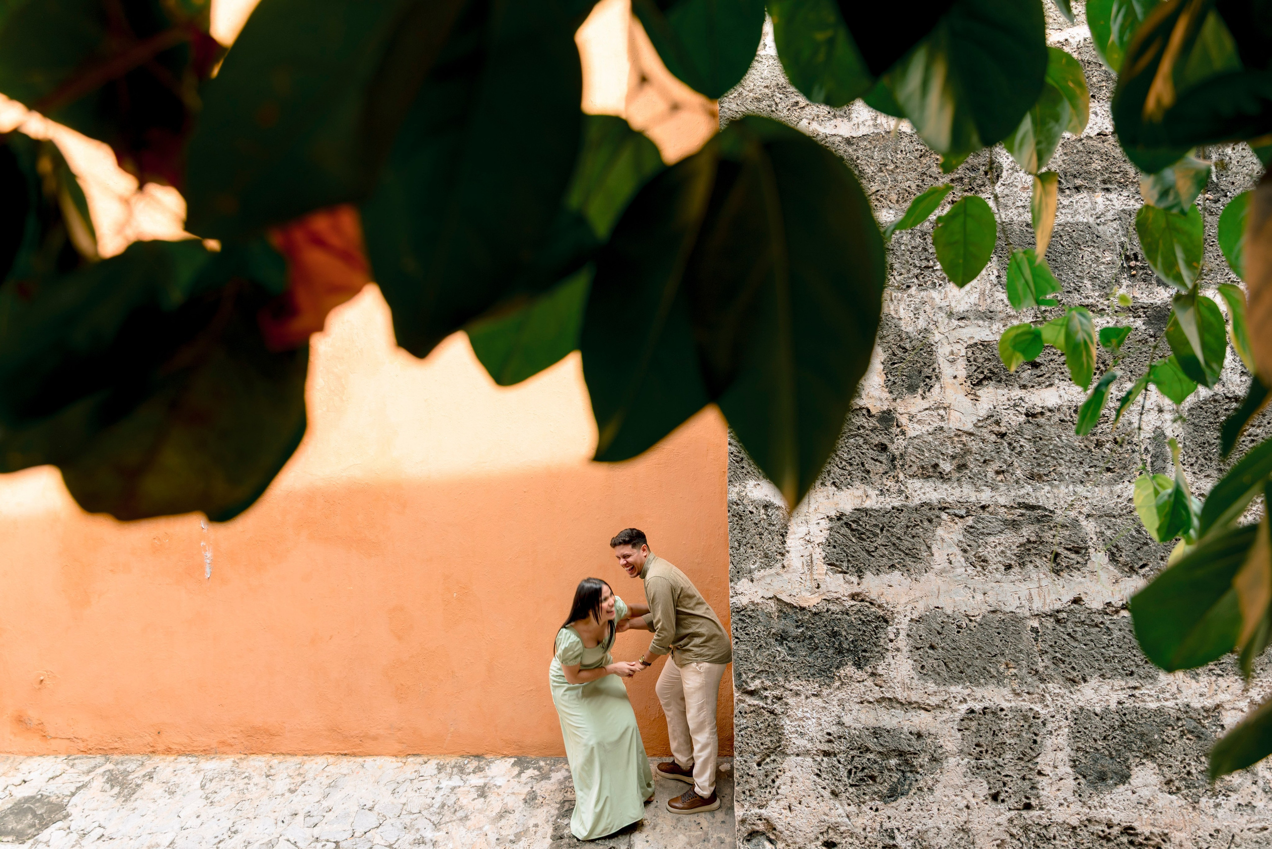 Novios en jardín tropical de Cartagena, sesión cinematográfica de pareja romántica