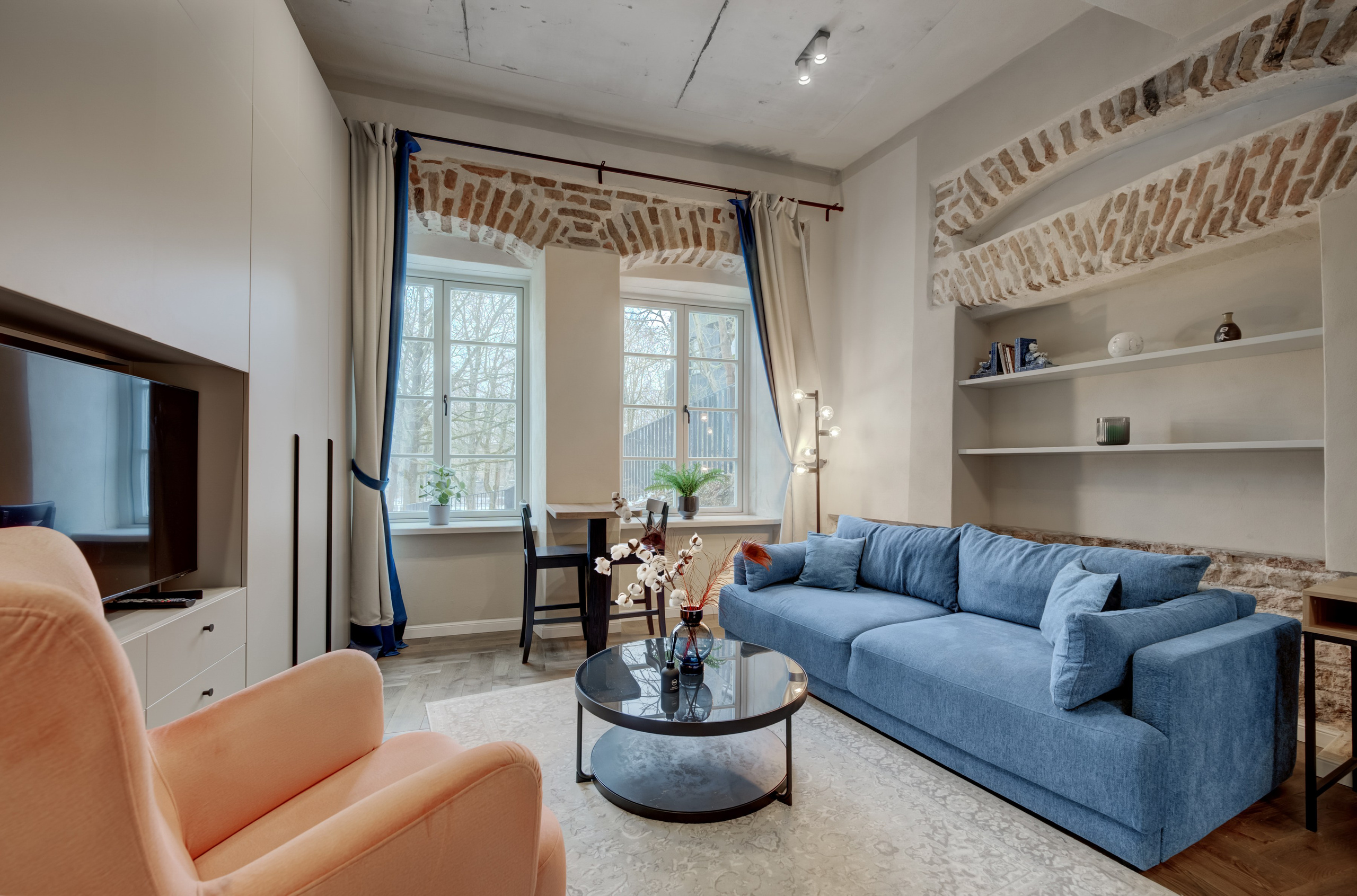 Interjero nuotrauka, atspindinti skoningą mažos erdvės planavimą ir baldų išdėstymą.