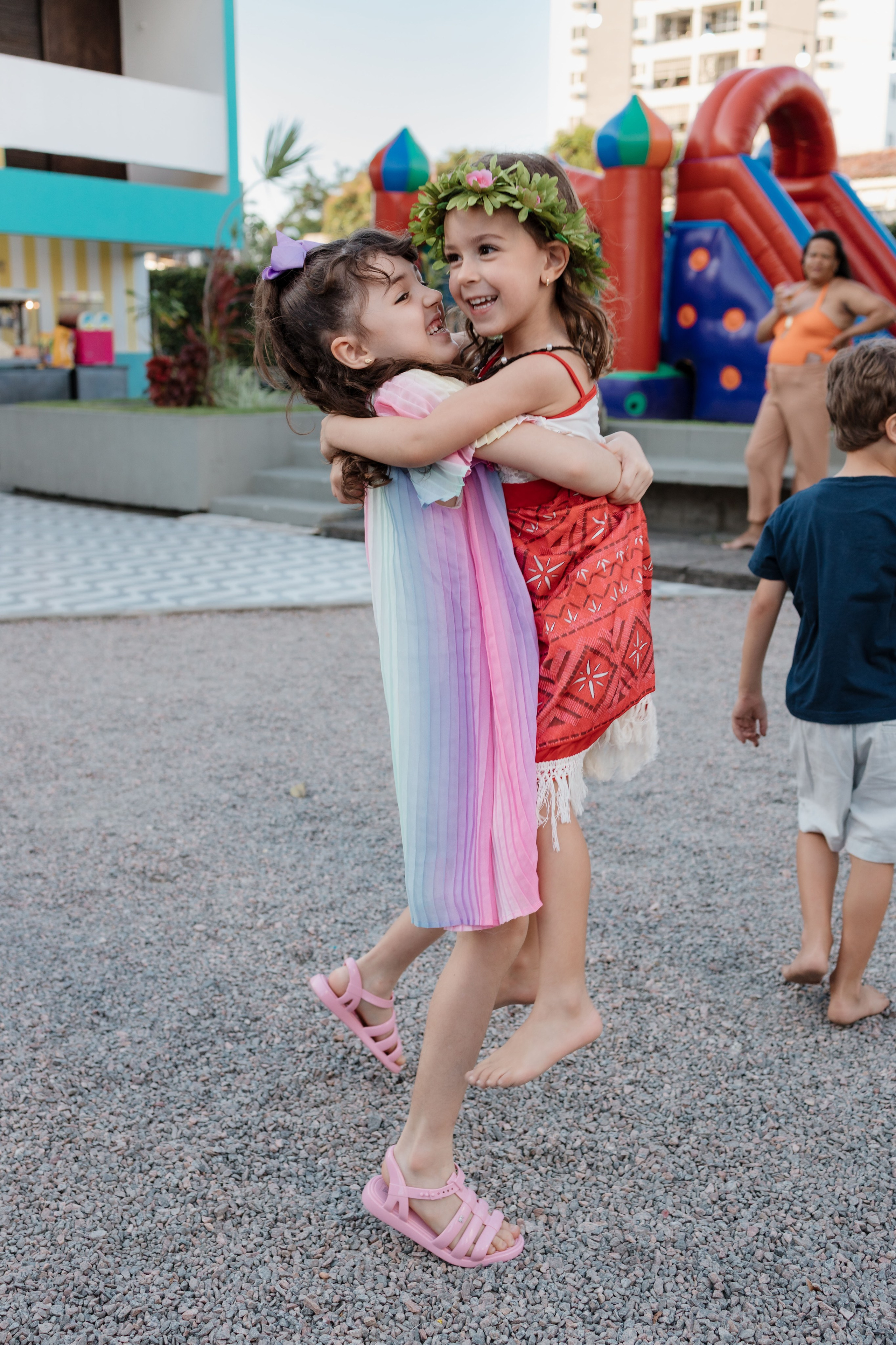 Abraço das amigas em festa infantil