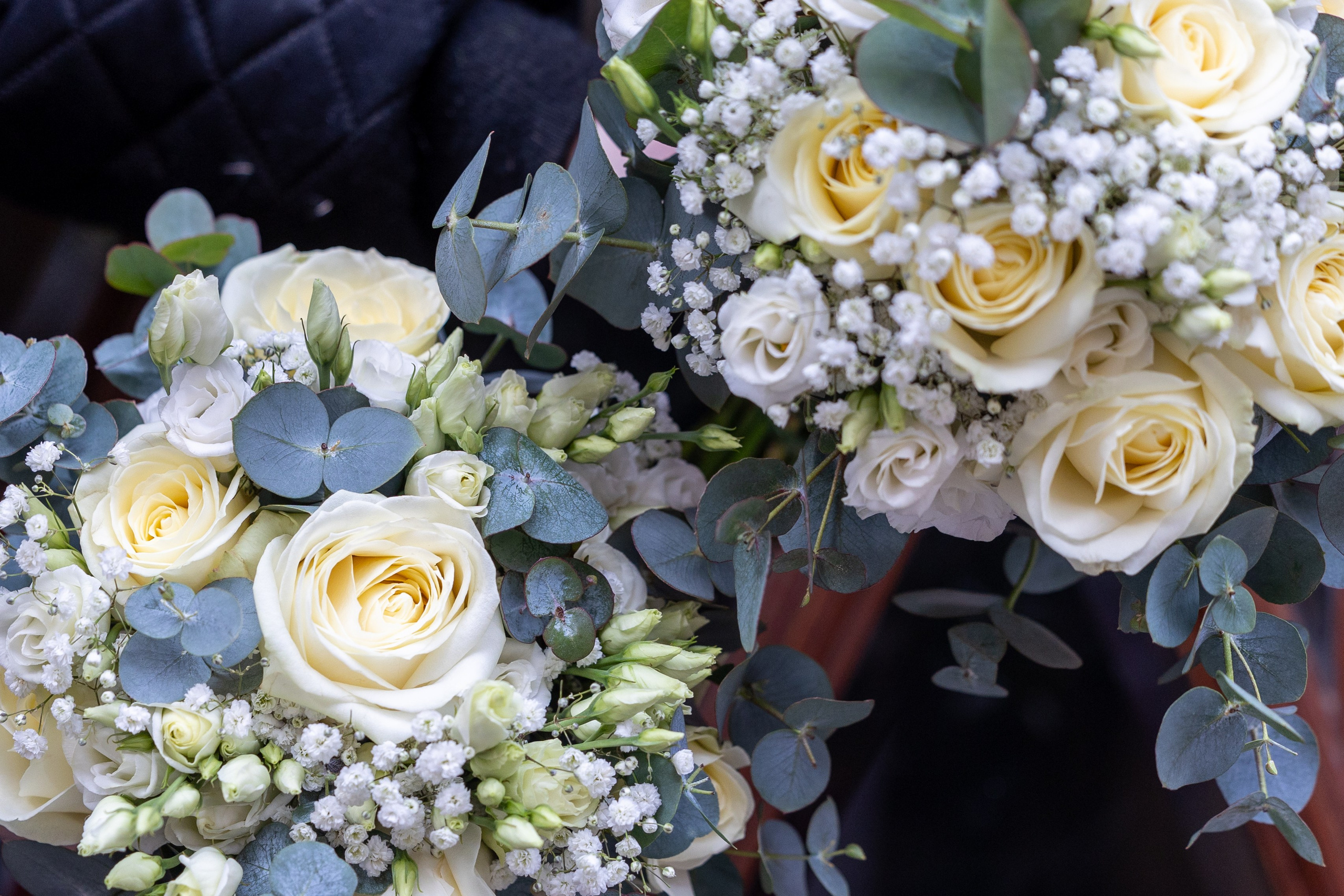 Vi skaber smukke brudebuketter til din store bryllupsdag. Uanset om du foretrækker små eller store buketter, finder du helt sikkert en, der passer perfekt til din stil og brudekjole.