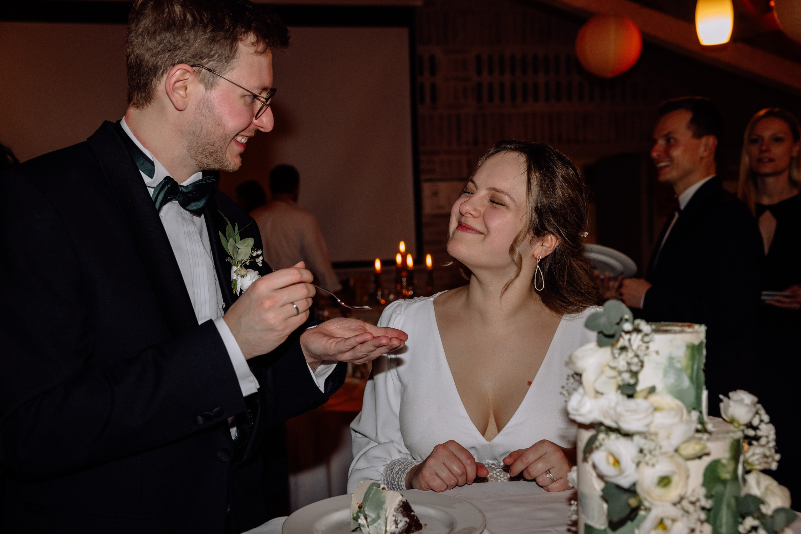 Braut isst die Hochzeitstorte