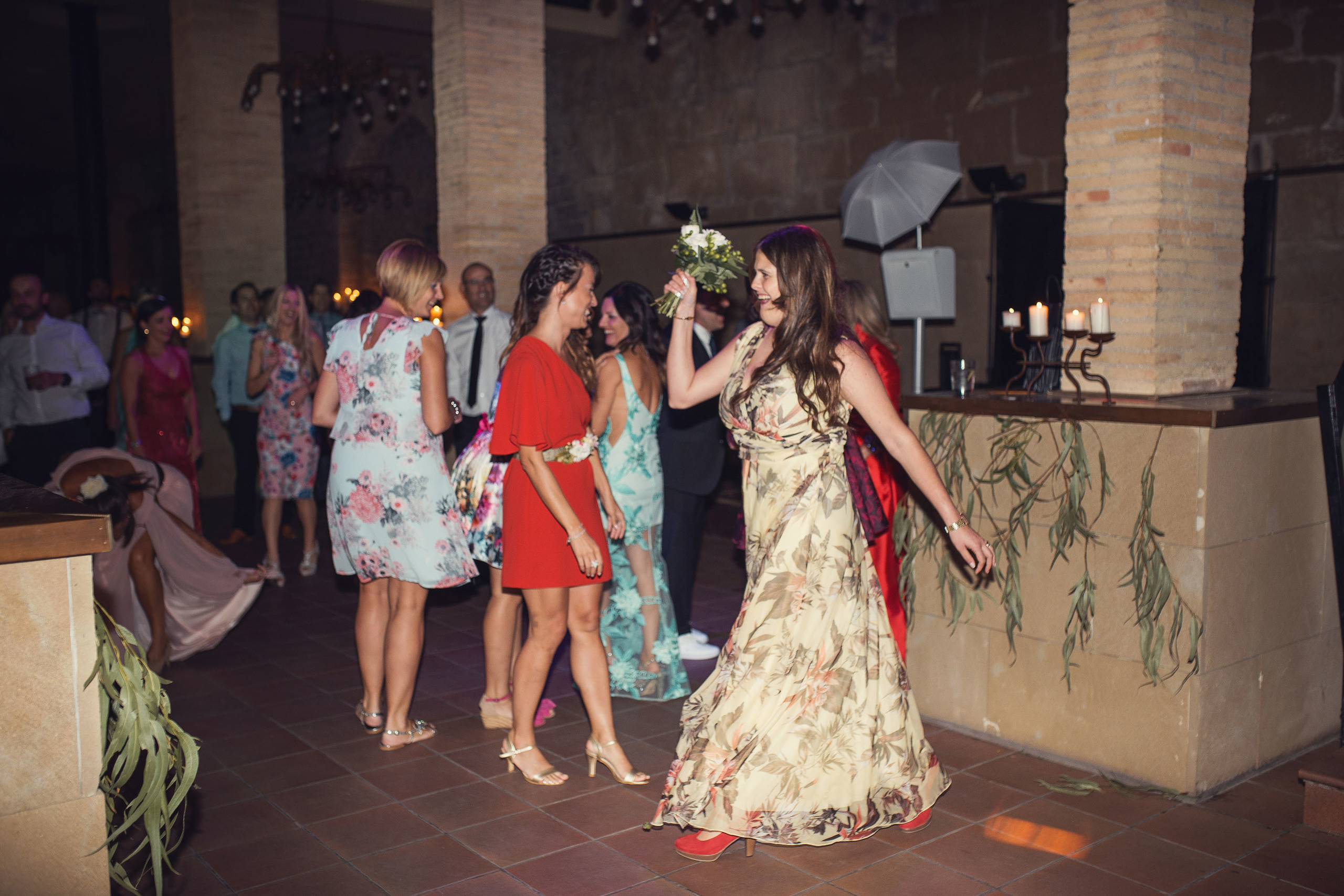 Novia tirando el ramo