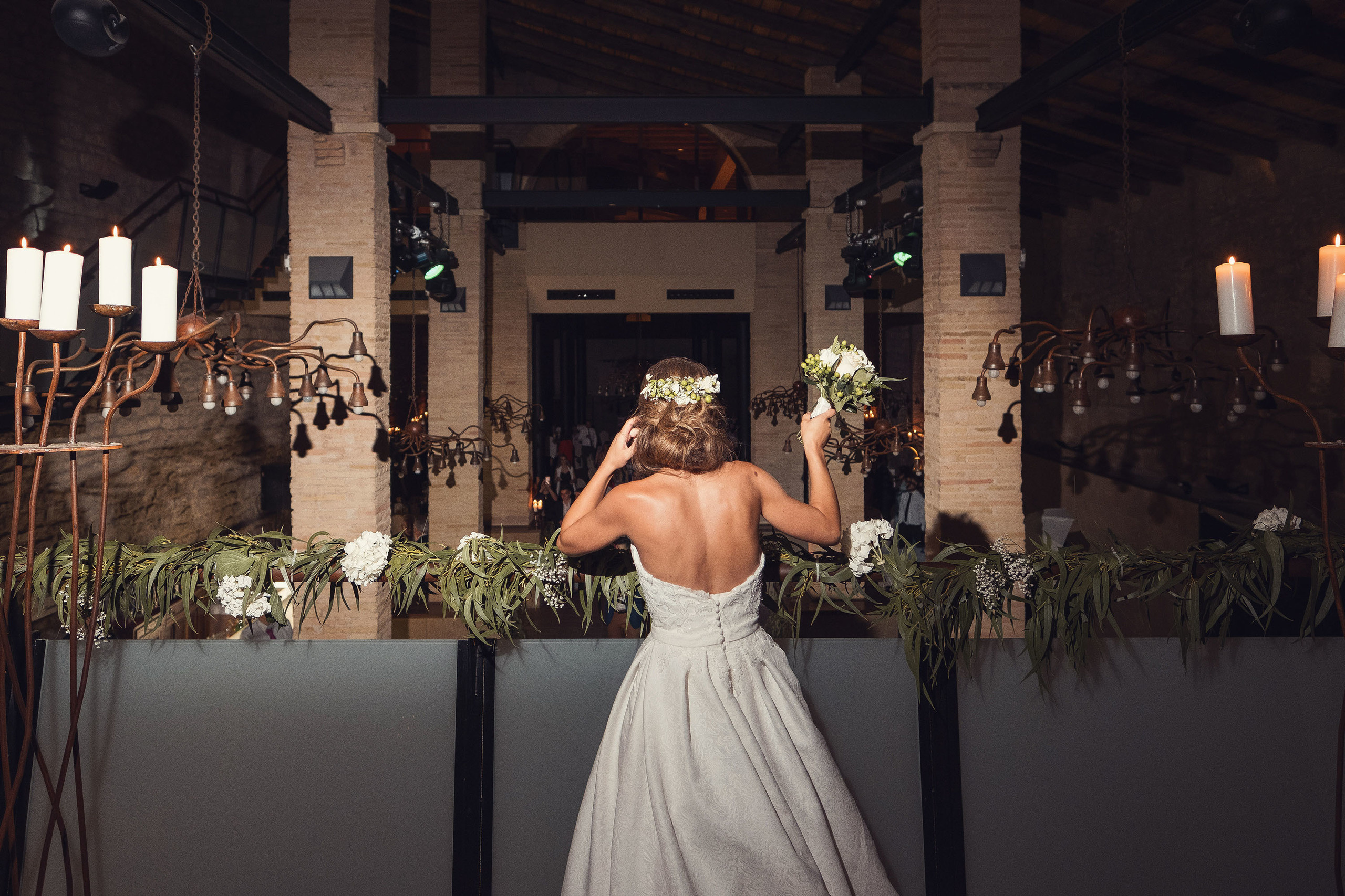 Novia tirando el ramo