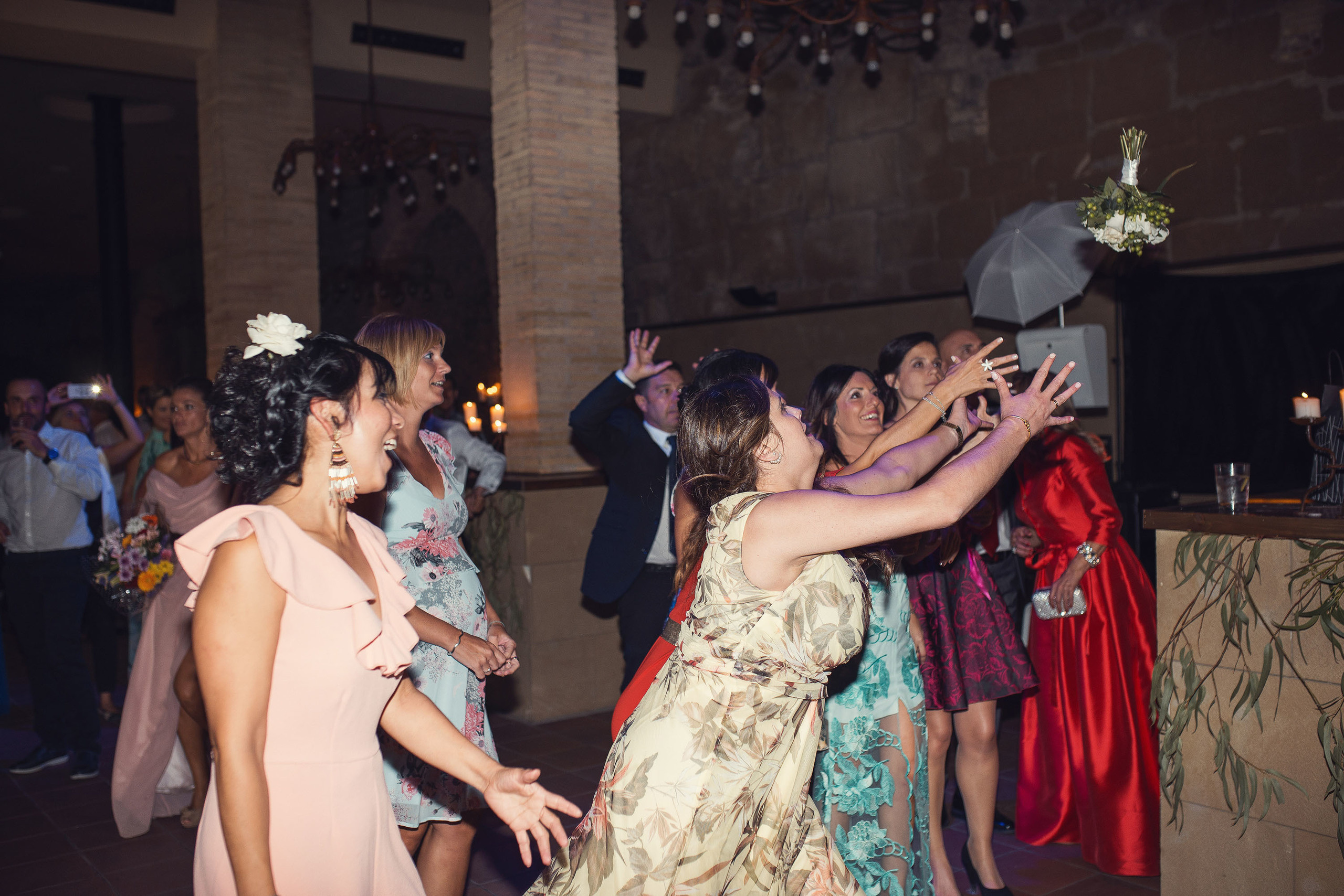 Novia tirando el ramo