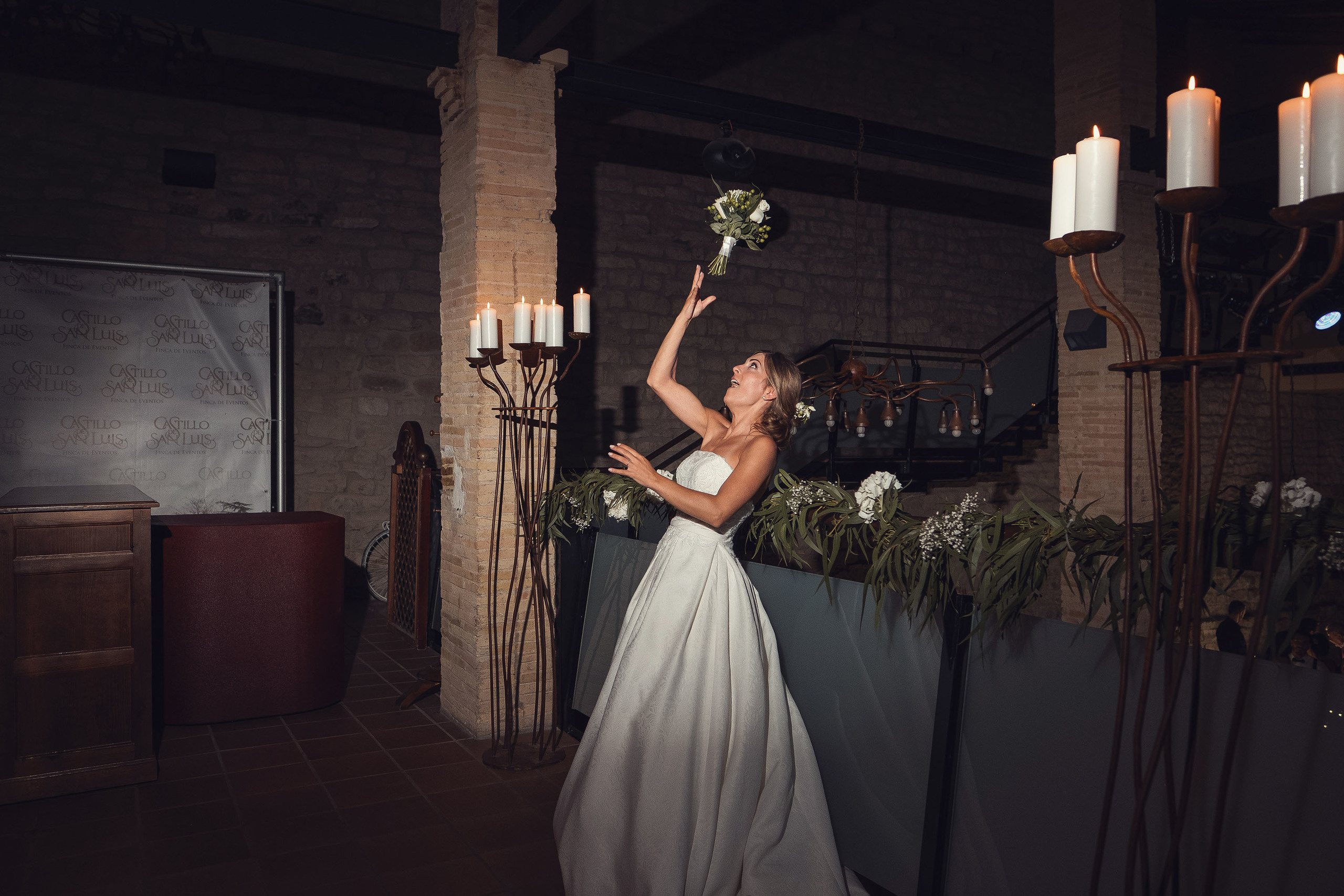 Novia tirando el ramo