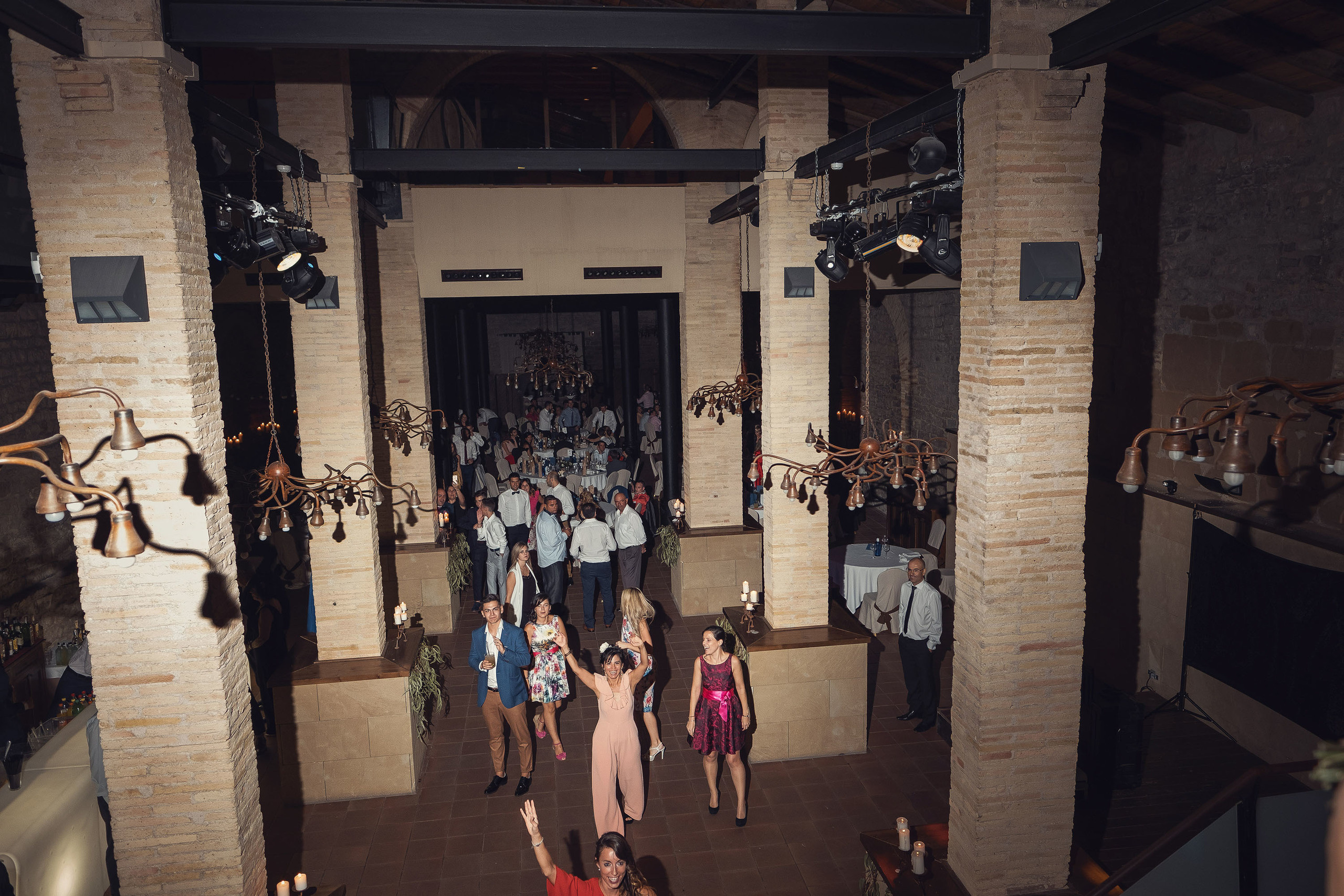 Novia tirando el ramo