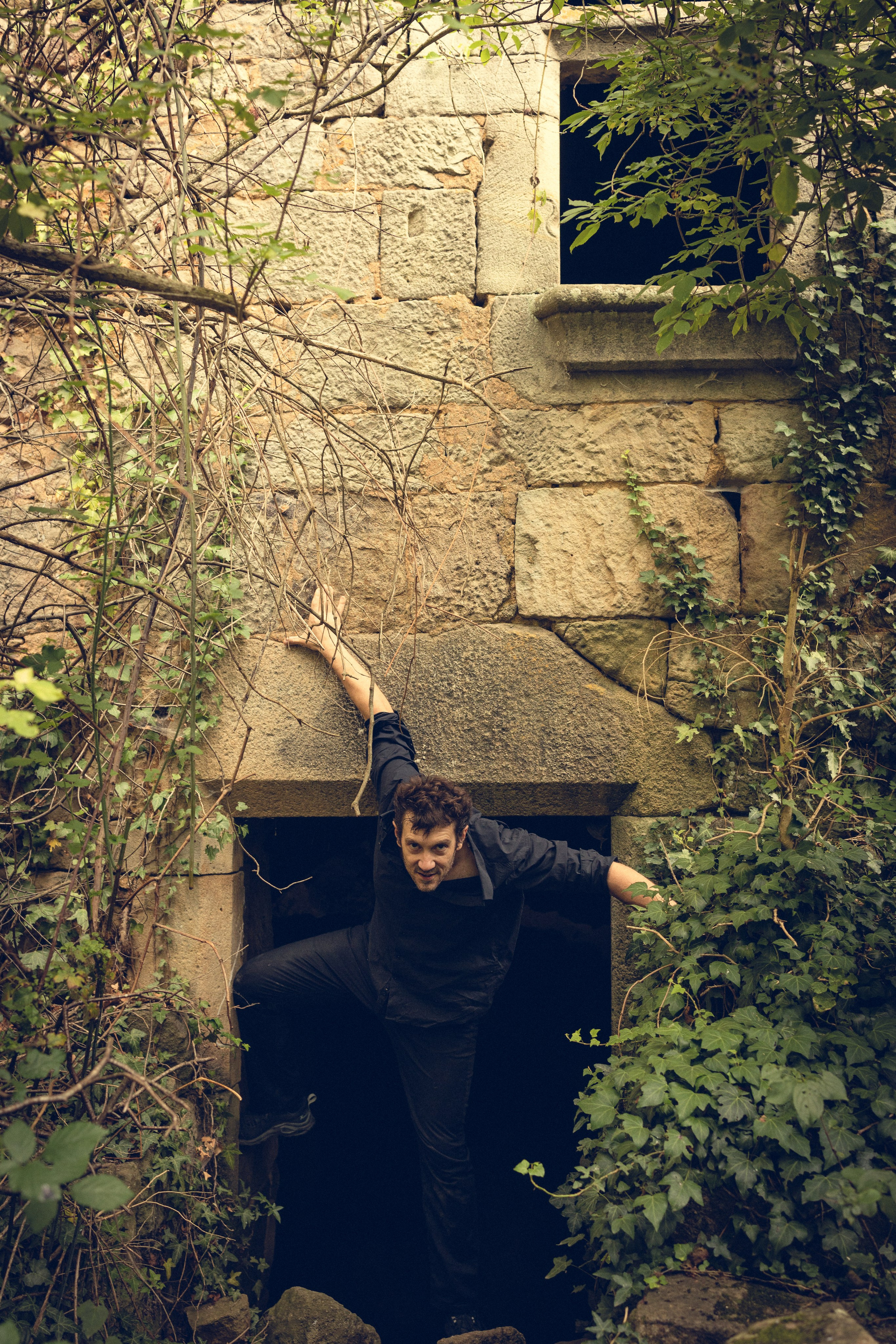 Portrait du portfolio d’un acteur Avignon Provence France. Histoires d’amour, séances photos de famille et de mariage en France