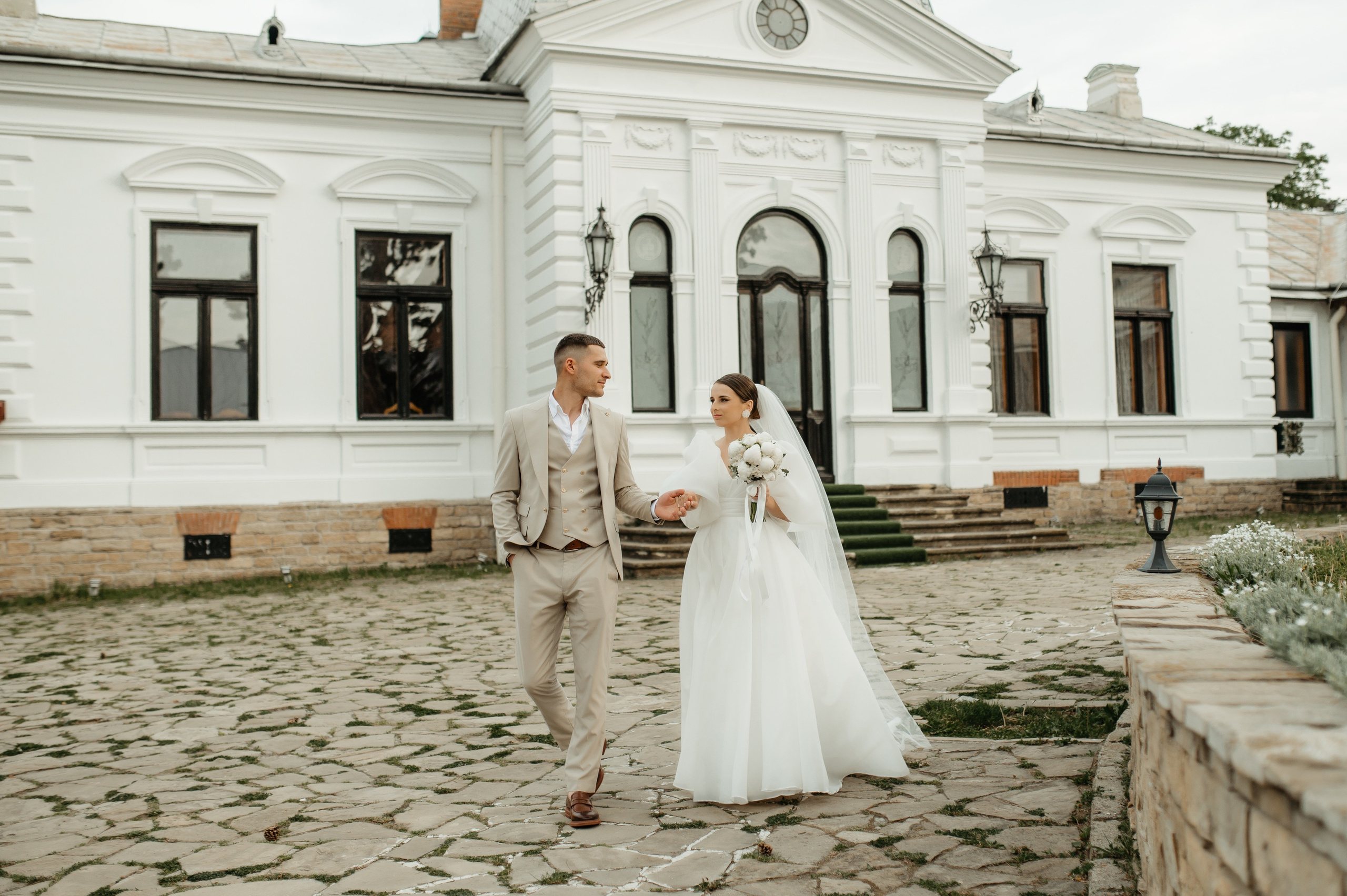 Nunta restransa in luna mai, cu sedinta foto la Conac Polizu. Proud Vision Weddings | Wedding Photography & Film — Servicii profesionale Foto Video Nunta Iasi