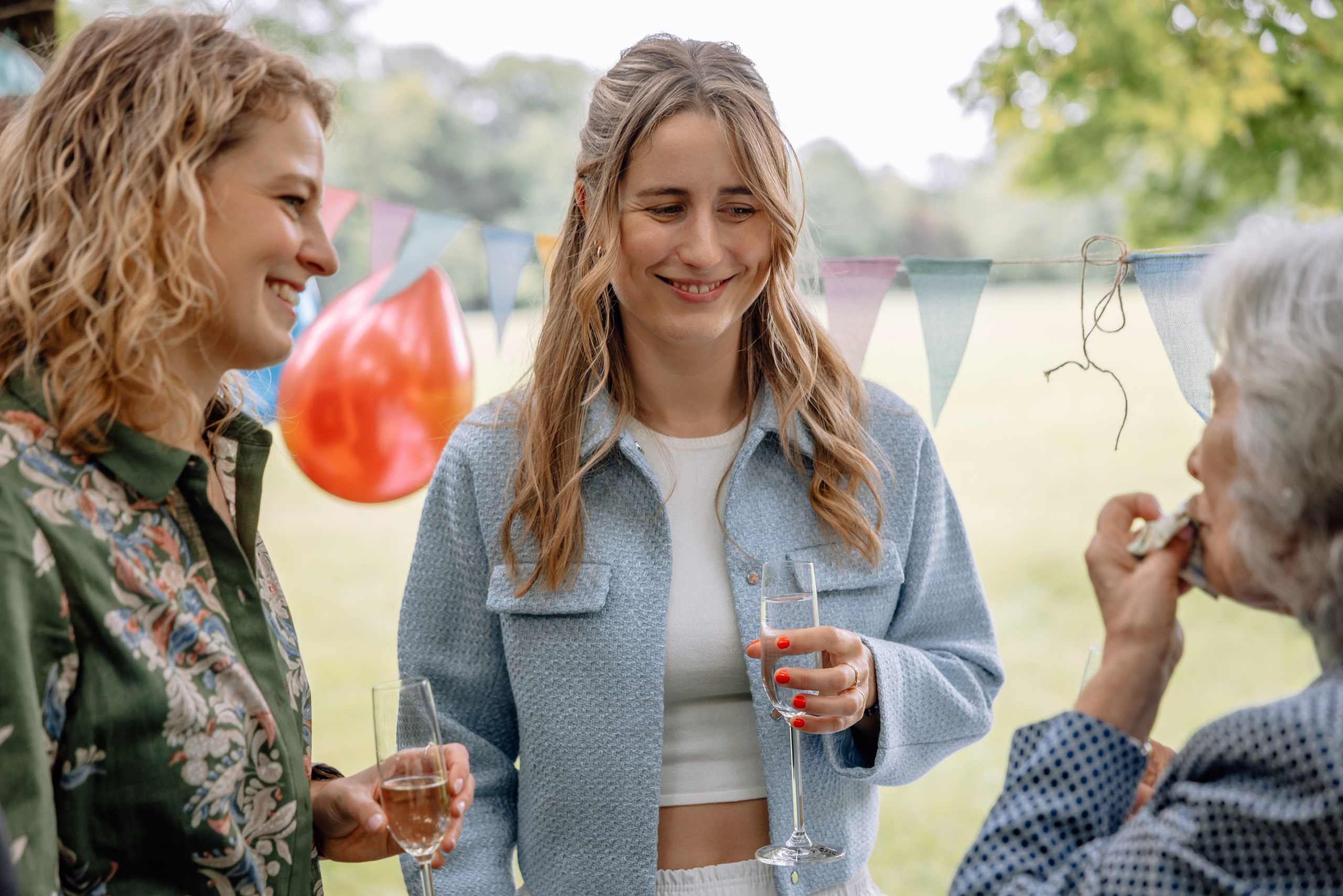 Gäste stoßen mit Gläsern an – Freude und Feierlichkeiten Standesamt Schwabing
