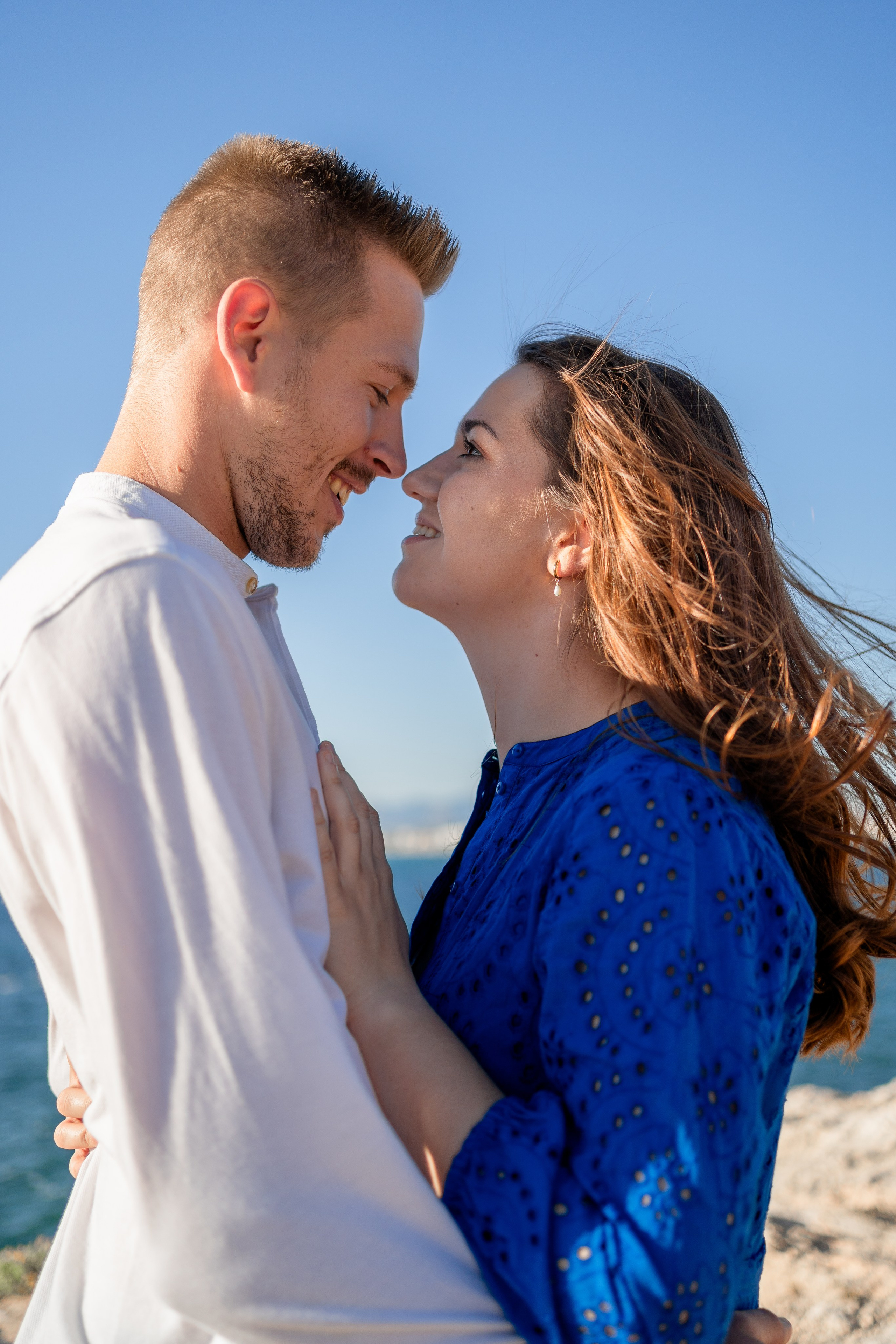 Romantischer Heiratsantrag auf Mallorca – Überraschung am Meer. Deine Fotografin auf Mallorca für Familien und Business