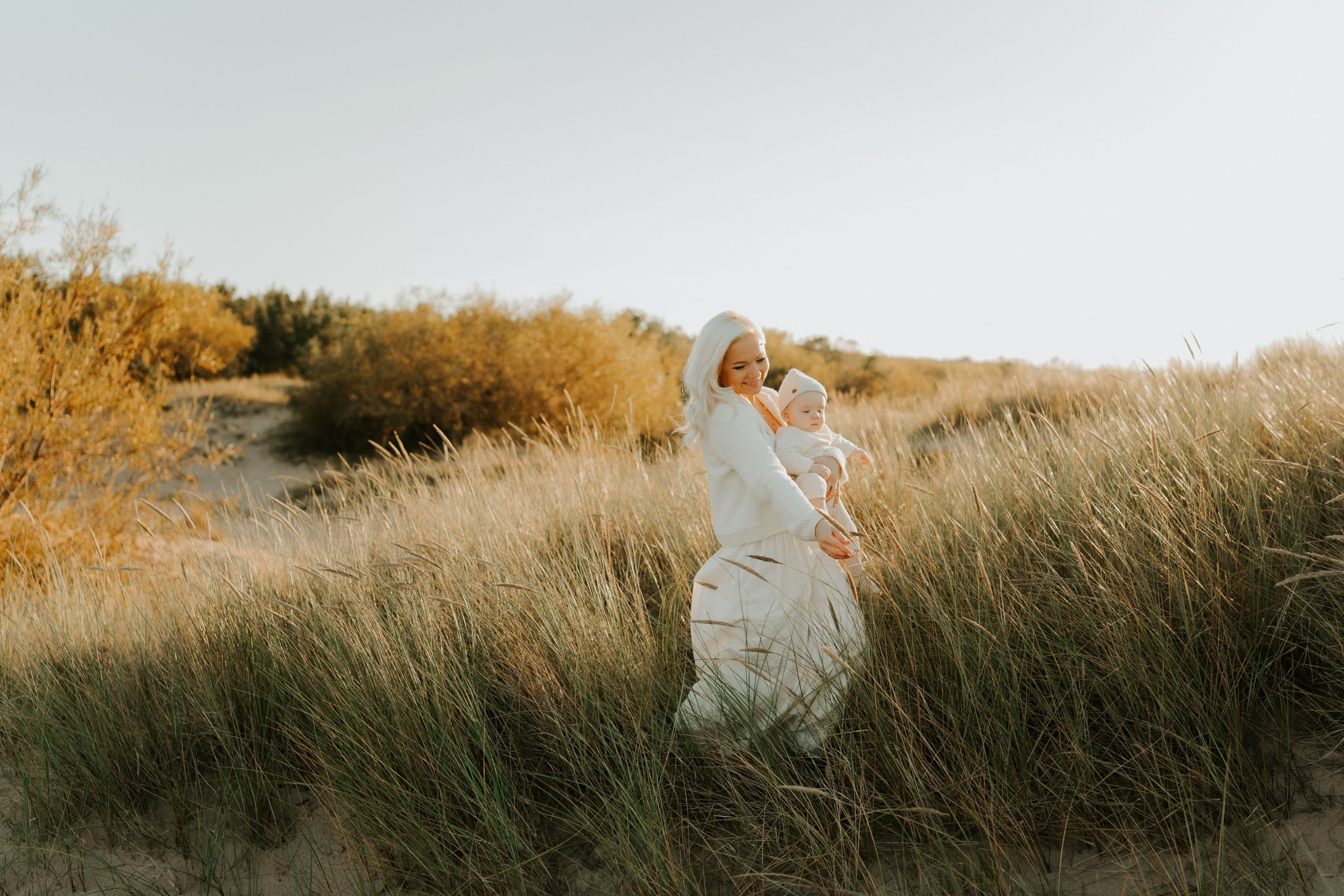 FAMILY IN AUTUMN SUN. Dagneshi Photography