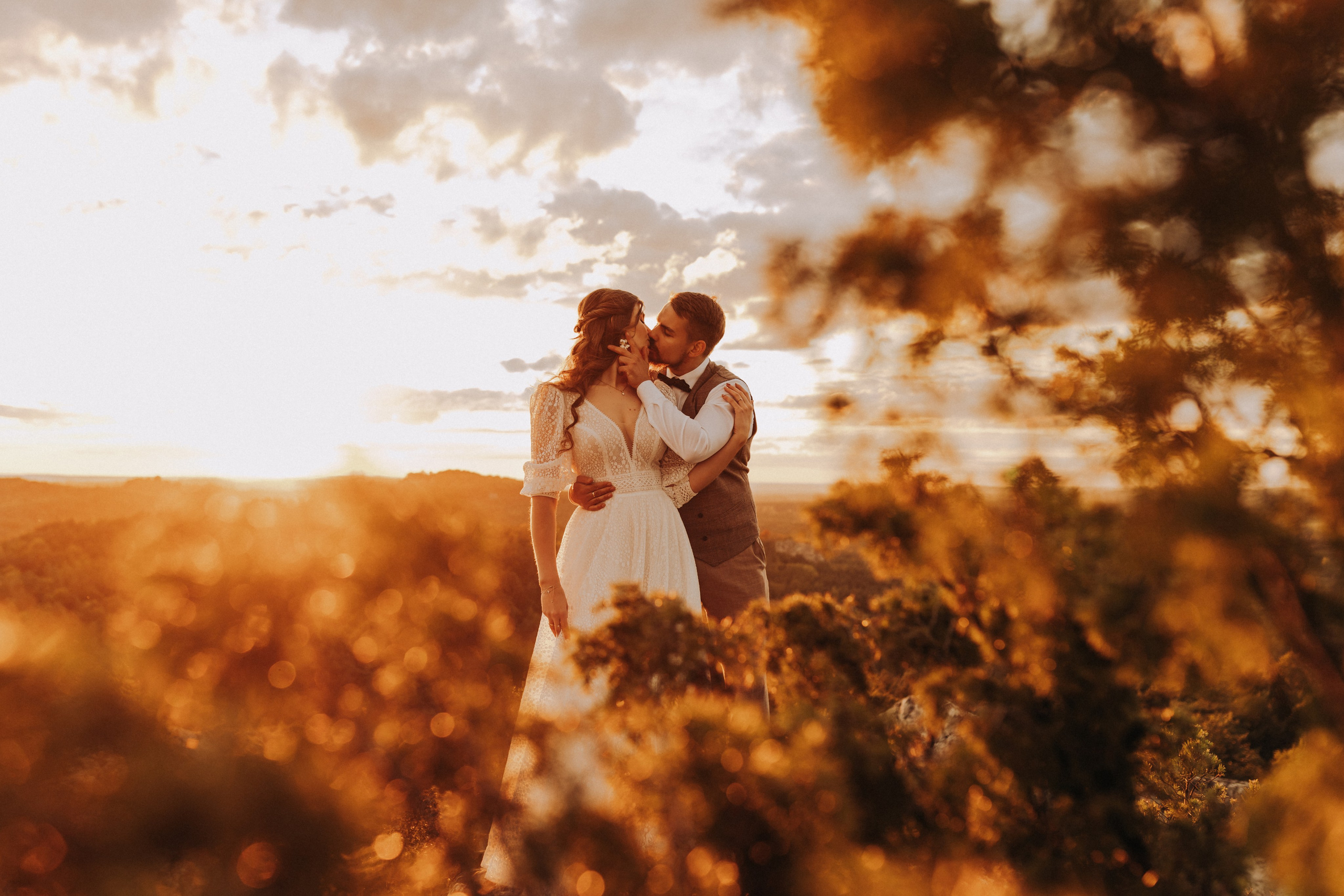 Minimalistyczne zdjęcie plenerowe pary młodej