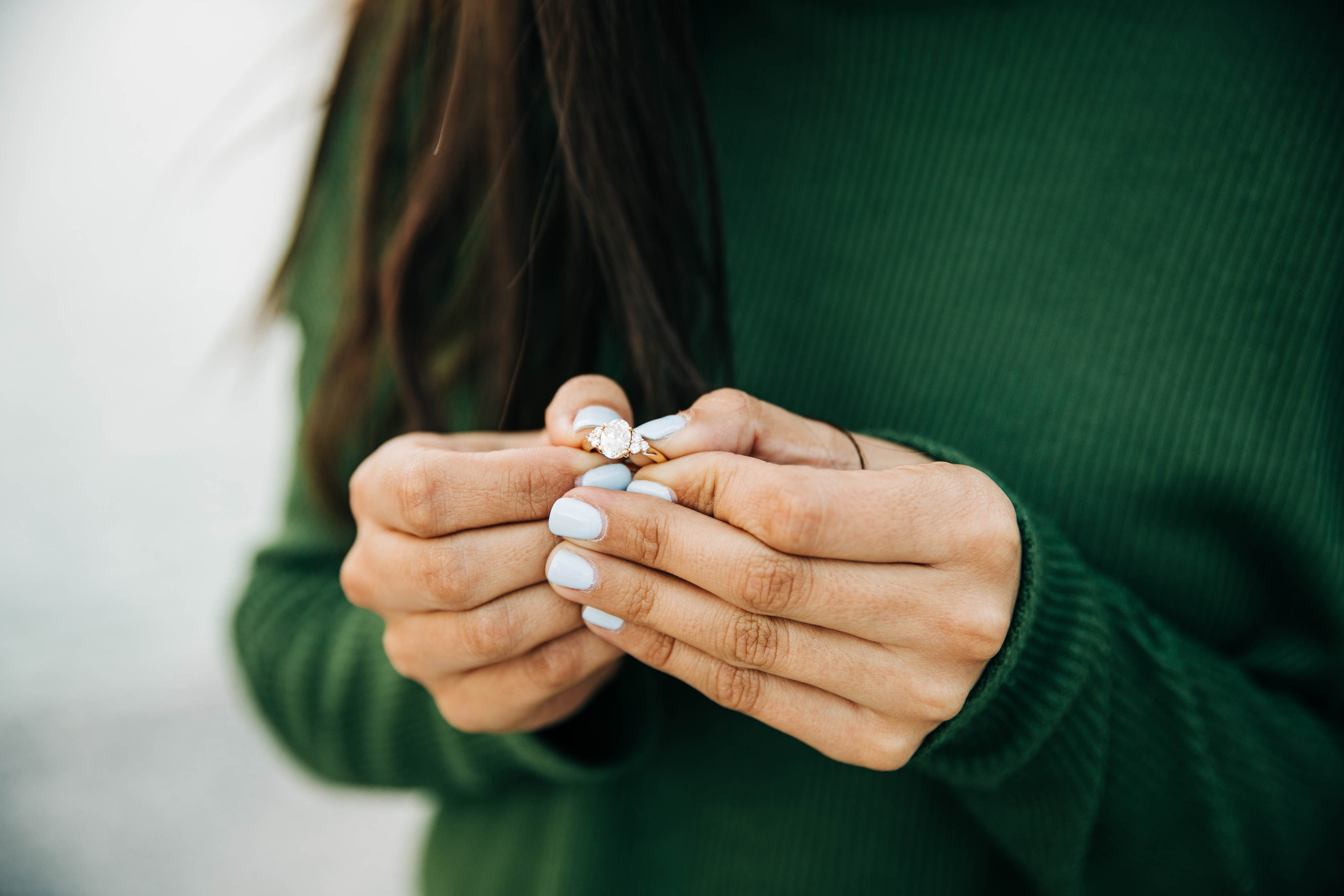 Mabel — Canmore Engagement. Fotografía accesible en Calgary