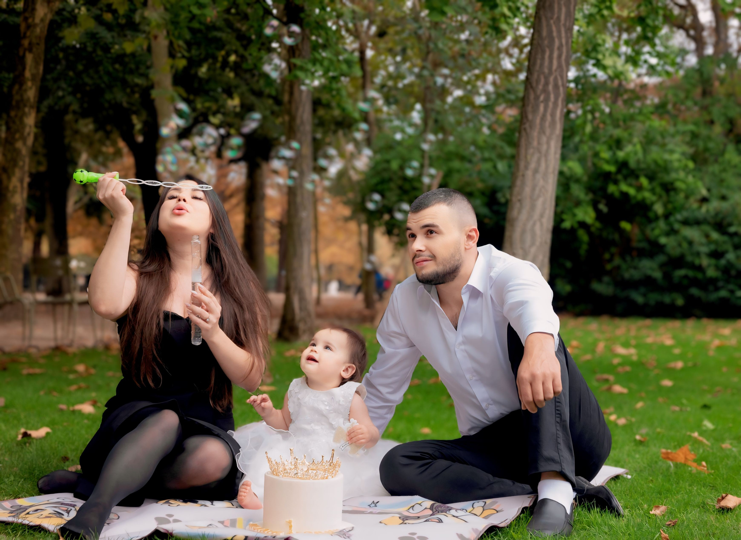 Family photoshoot in Paris. Alina Tagzieva- a photograper in Paris