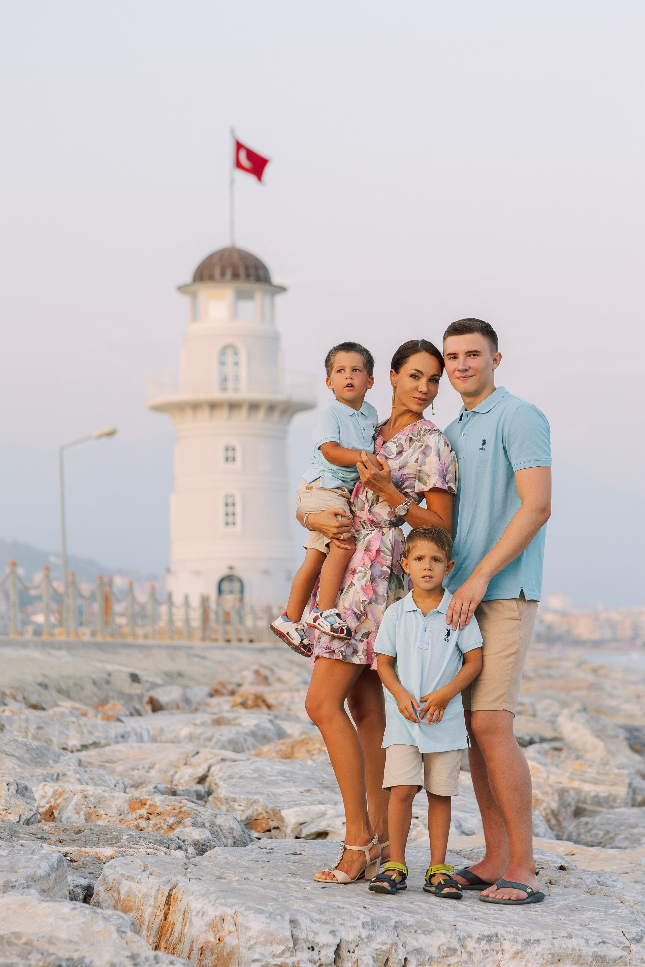 Фотограф в Алания. Фотосессия для большой и нарядной семьи в порту Аланьи.Семейная съемка в порту. Морская прогулка для всей семьи. Фотограф в Алании в Турции, Аланья, Сиде, Белек, Анталия, Кемер, Конаклы, Окурджалар. Фотосъемки в Алании. Фотосессия в Алания.Алсу Девели