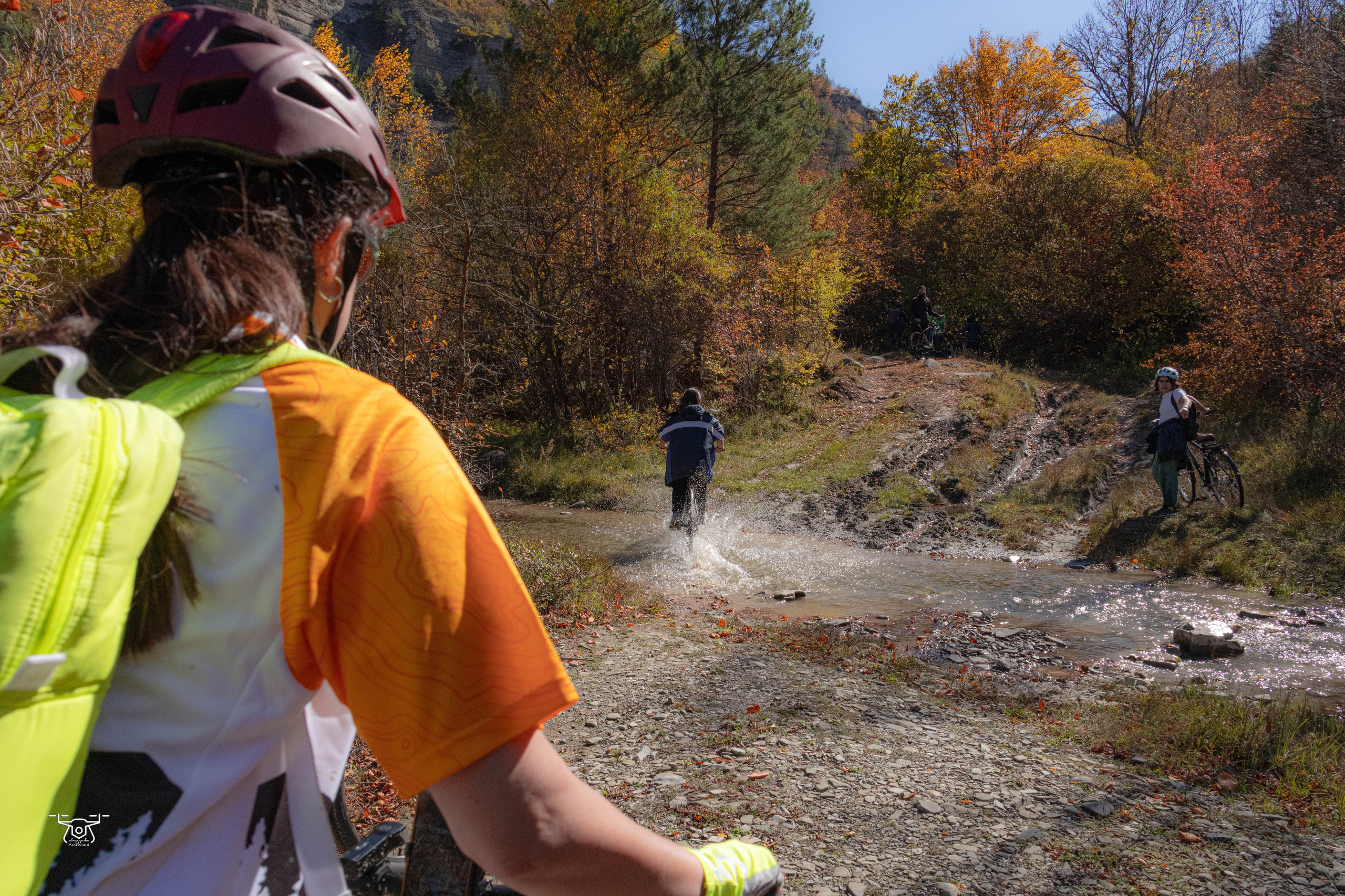 შემოდგომის ველოტური ატენის ხეობაში კავკასიის ველო ქსელთან ერთად. FramefreeMan